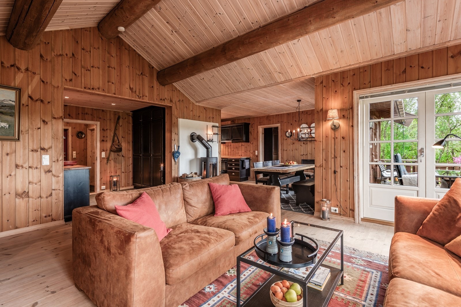 Romslig stue med naturlig belysning og utgang til terrasse. Perfekt for koselige kvelder og sosiale sammenkomster. Galleribilde