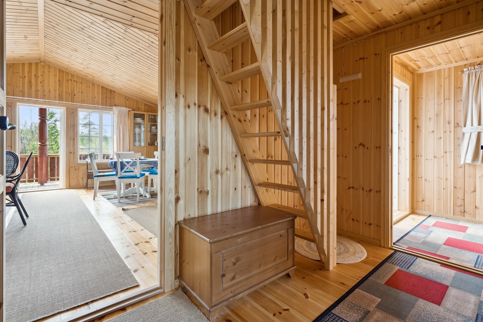 Fra entréen videre inn i stuen Galleribilde