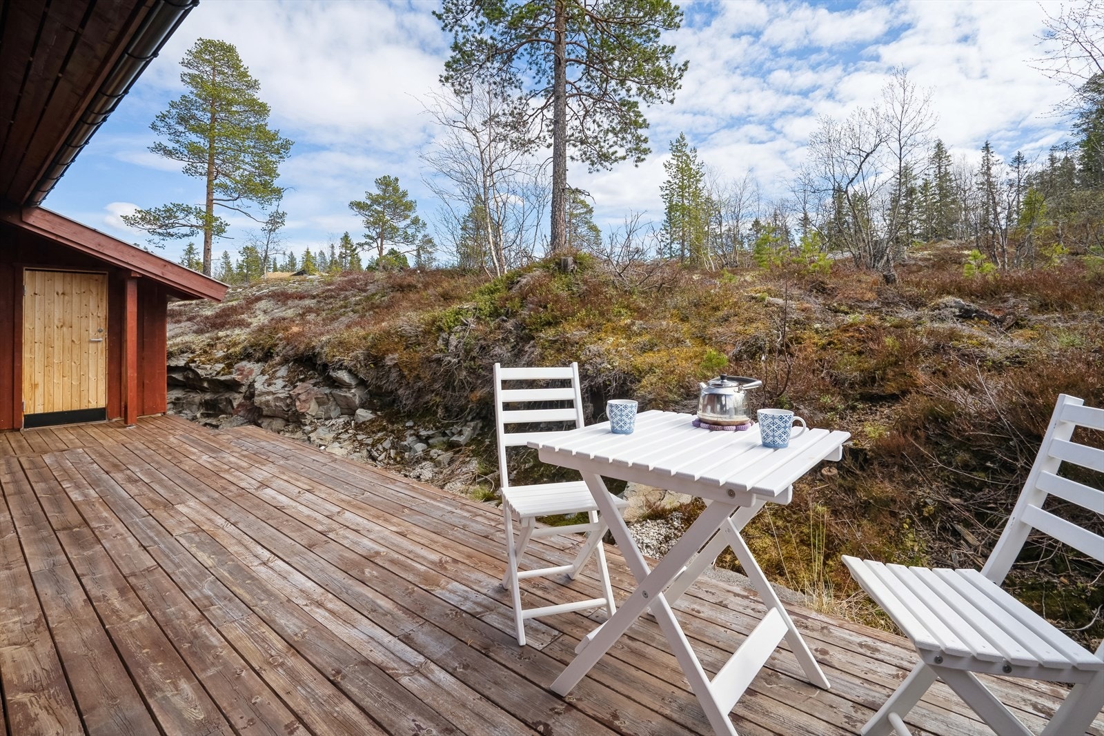 Lun og skjermet terrasse på sydøst-siden av hytta Galleribilde