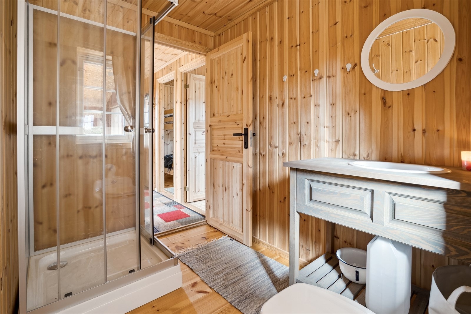 Dusjbad med enkel innredning. Kabinett er ikke ferdig montert Galleribilde