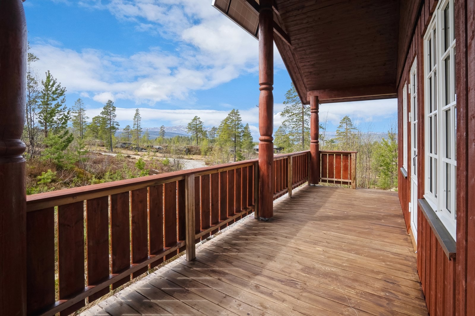 Sydvendt overbygget terrasse med utgang direkte ut fra stuen Galleribilde