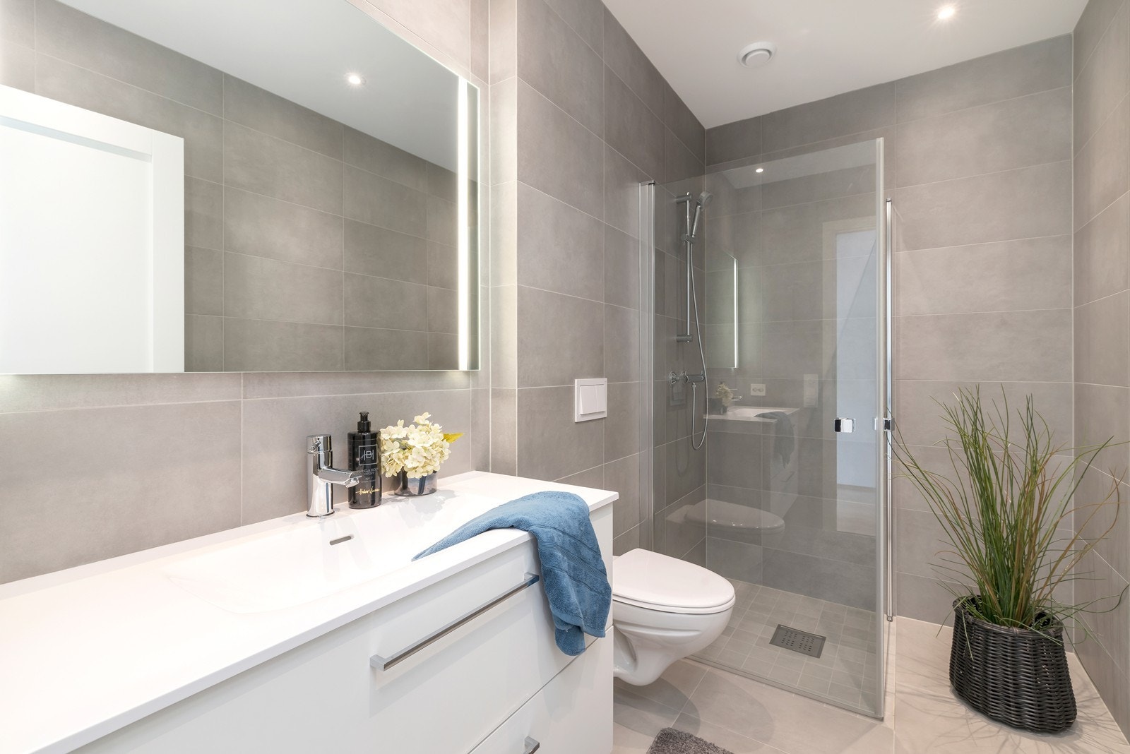 Bad nr. 2 med servant, vegghengt wc og dusjhjørne Galleribilde