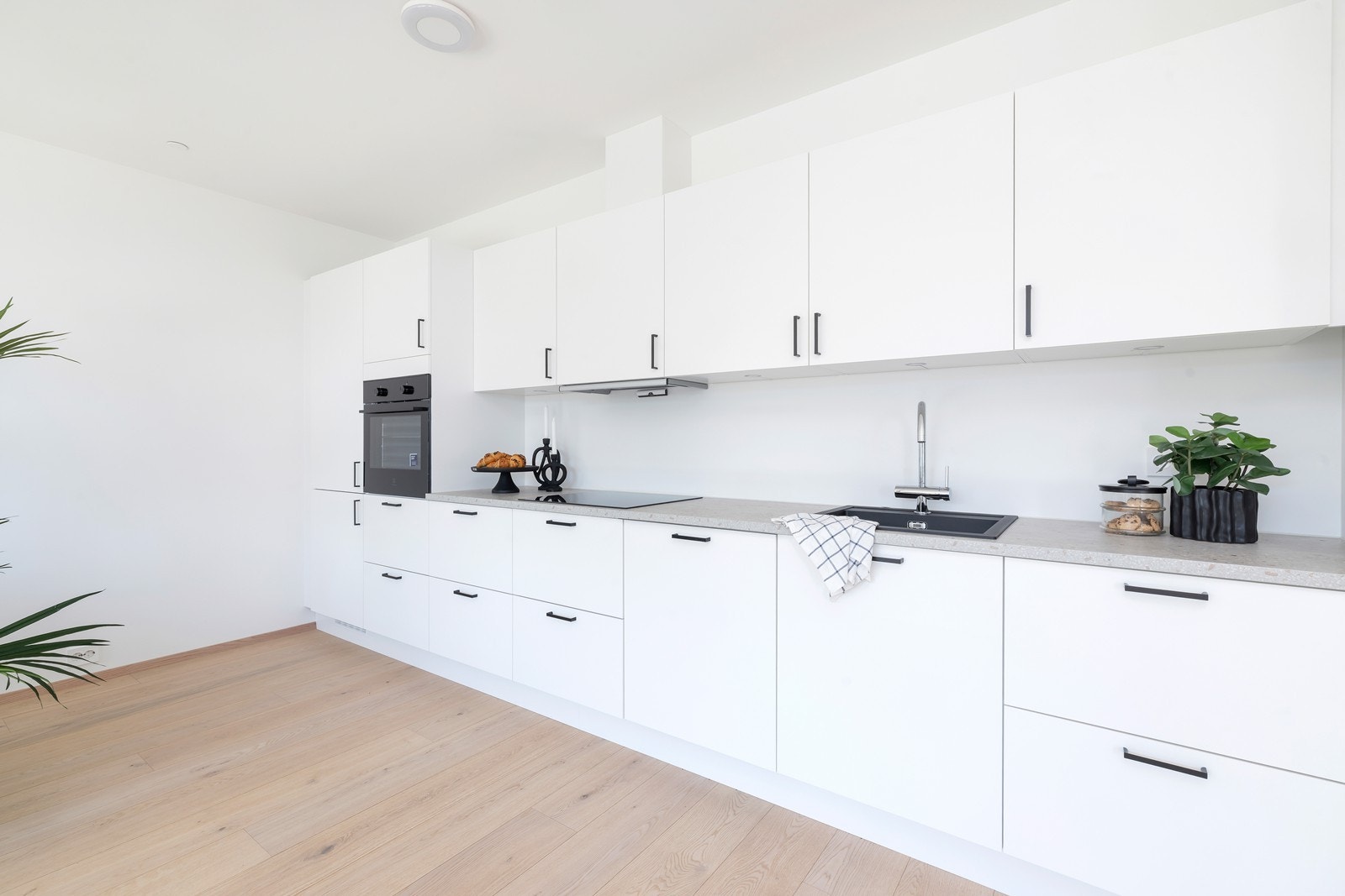 Delikat kjøkken med integrerte hvitevarer Galleribilde