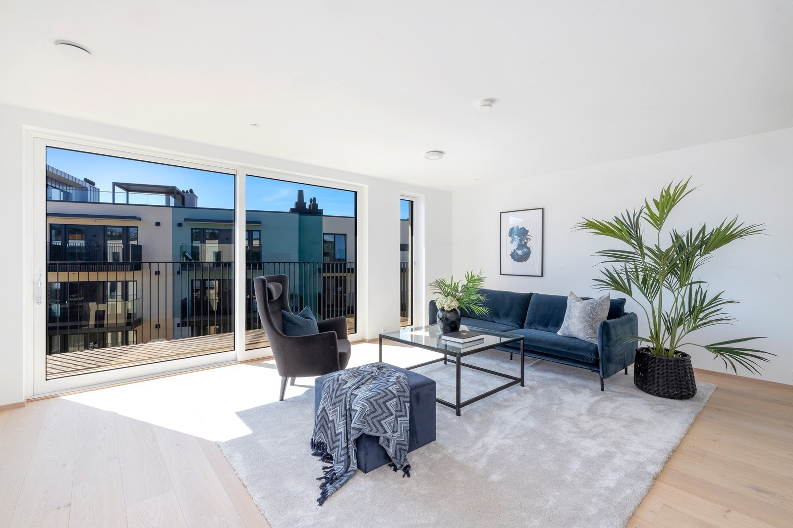 Lys og flott stue med utgang til balkong Galleribilde