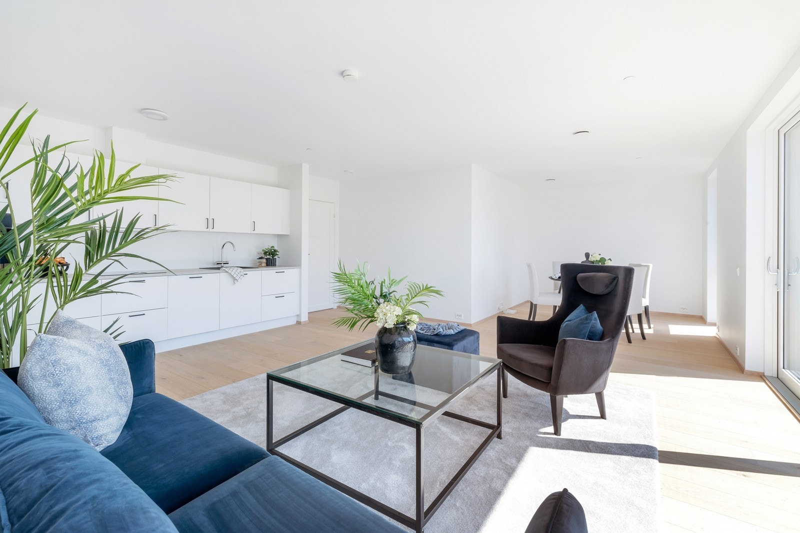 Romslig stue med parkett på gulv Galleribilde