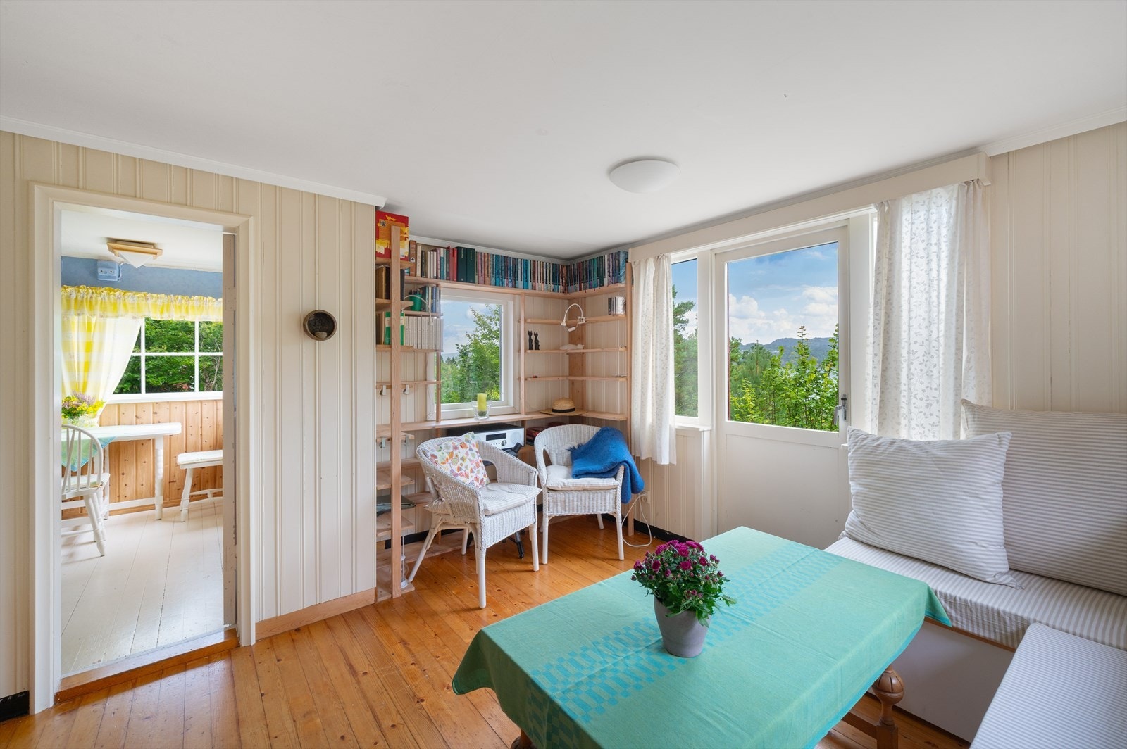 Godt med lysinnslipp i hytten Galleribilde