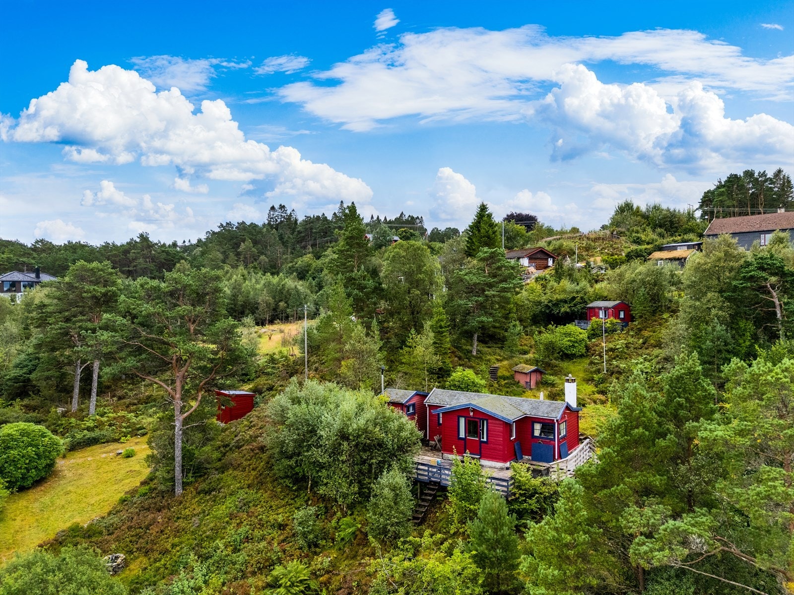 Hytten har idyllisk beliggenhet Galleribilde