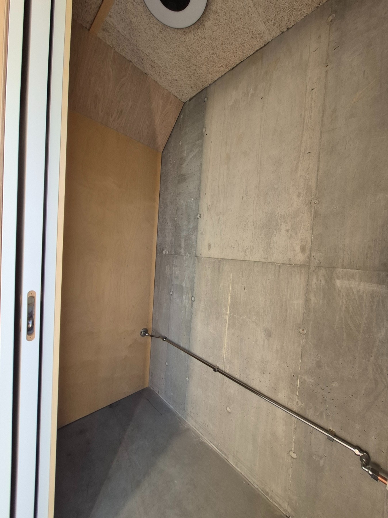 Selgers bilde. Bod under trapp har røropplegg for toalett og vask Galleribilde