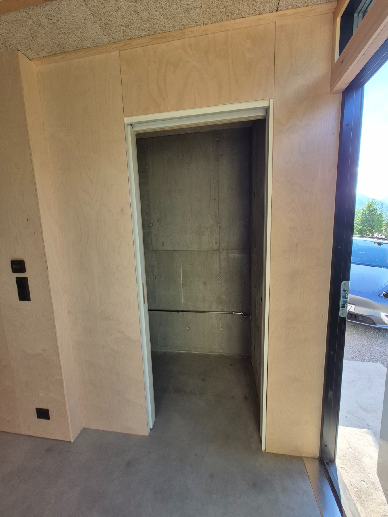 Selgers bilde. Bod under trapp Galleribilde