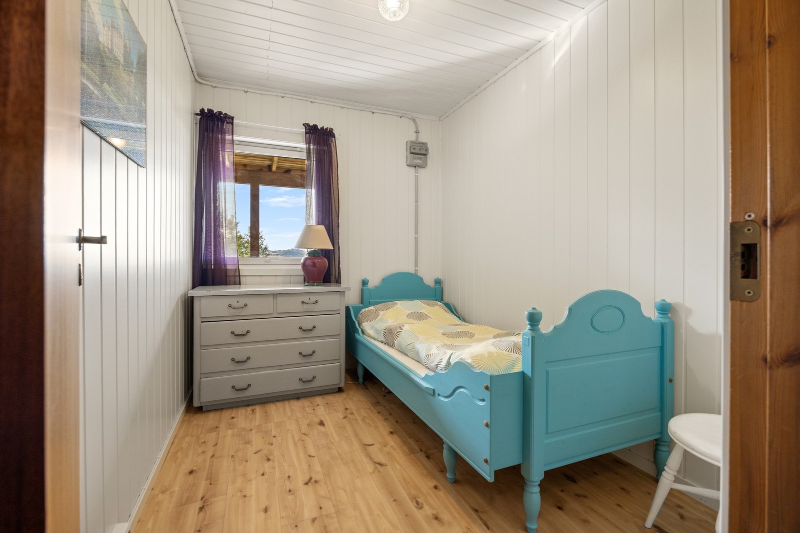 Disp rom omgjort til soverom. Det foreligger ingen søknad om bruksendring og kjøper overtar risiko for dette. Galleribilde