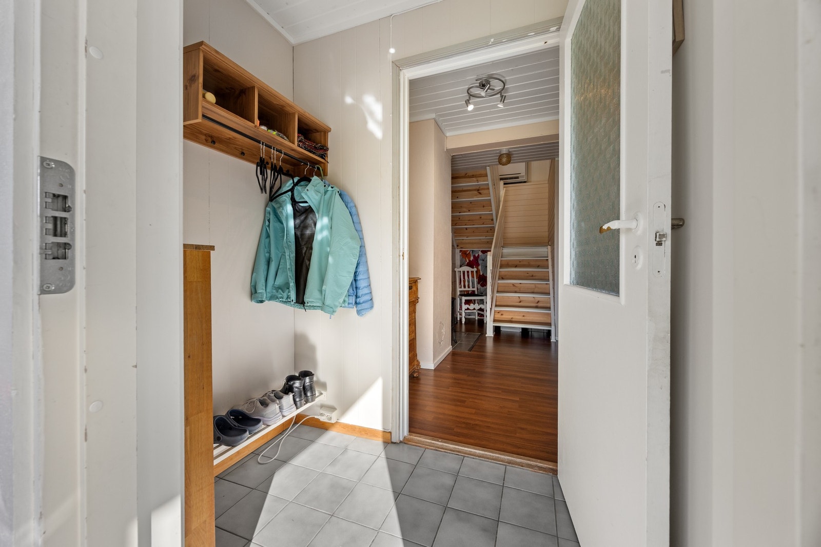 Entré - 2 kvm. Gang i underetasje - 12 kvm. Galleribilde