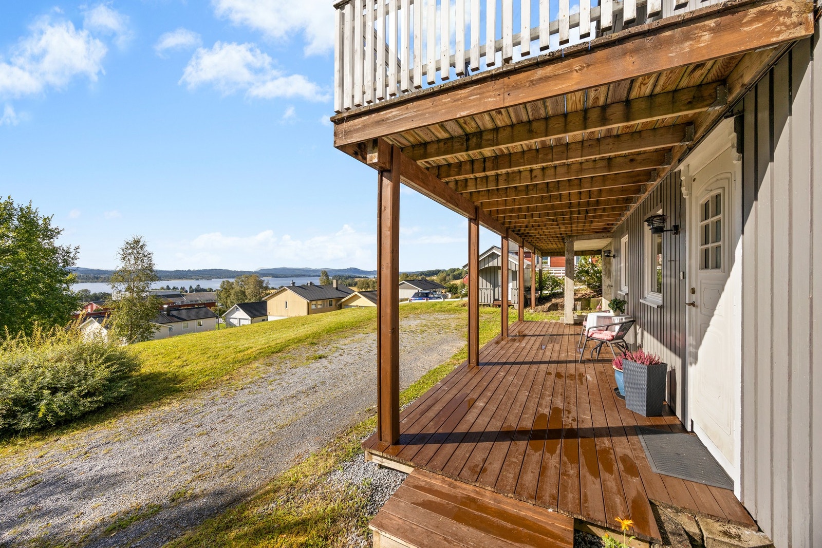 Inngangsparti med takoverbygd terrasse Galleribilde