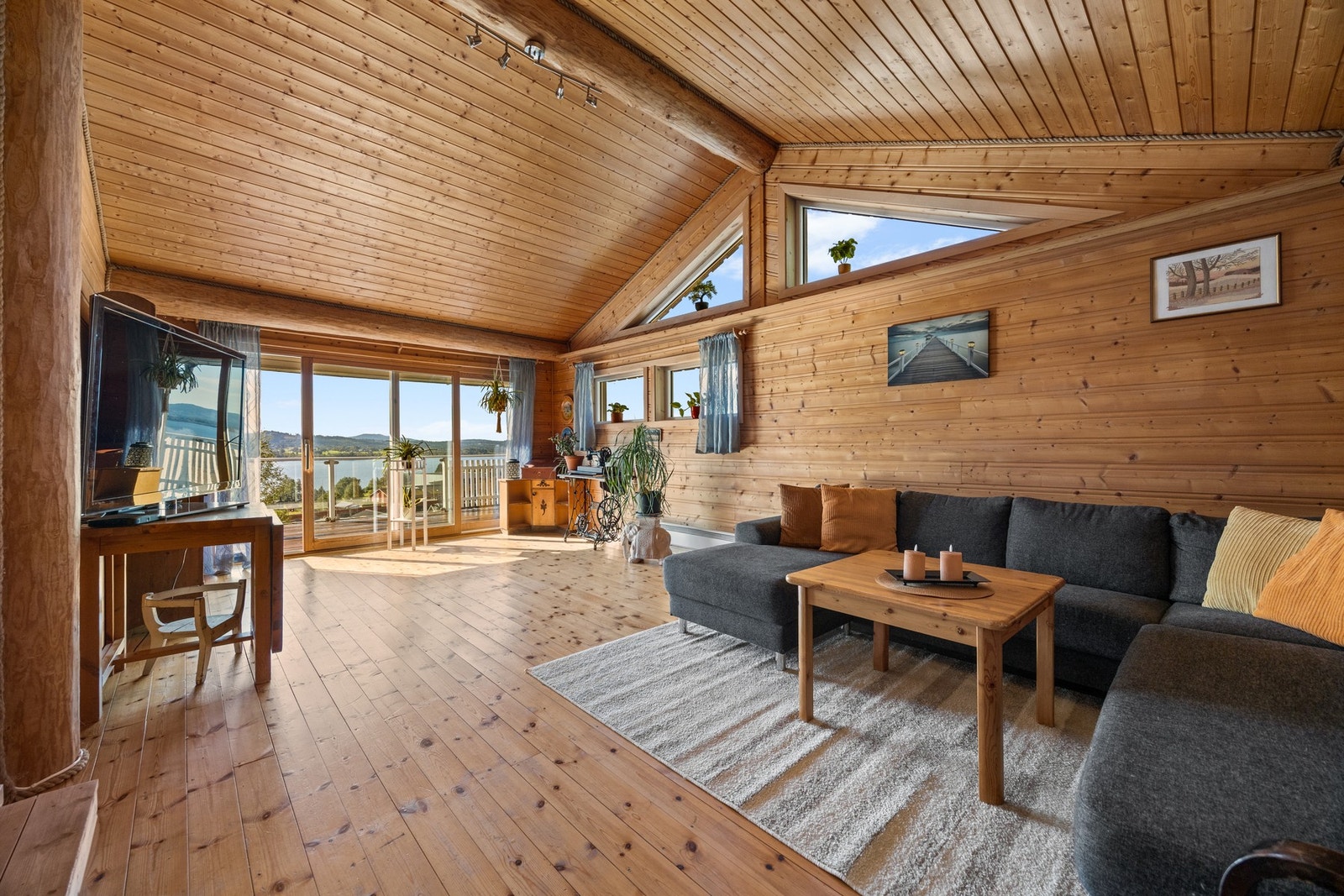 Generøs takhøyde og flere vindu Galleribilde