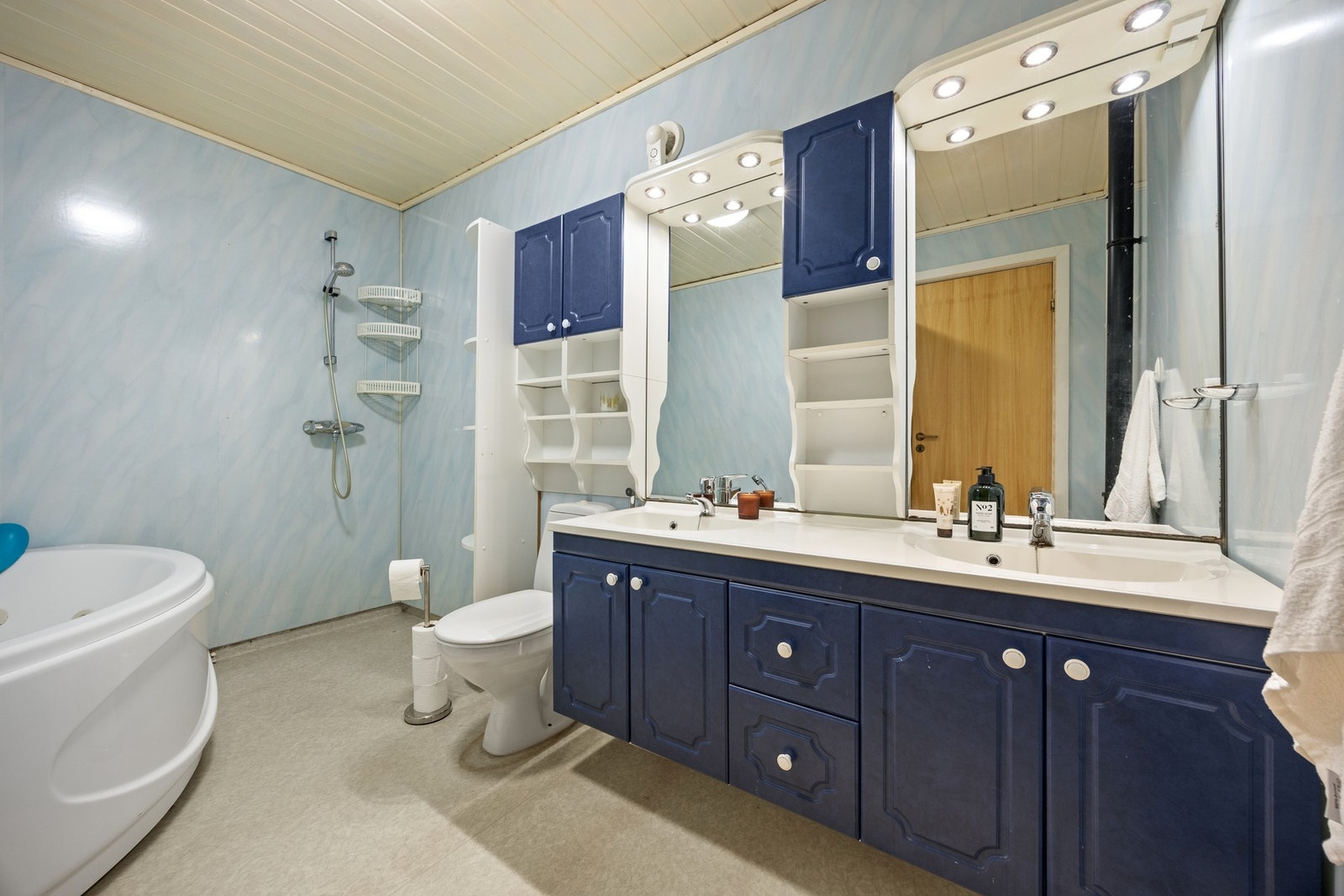 Bad - 7 kvm. Utstyrt med servantskap, toalett, boblebad og dusj. Galleribilde