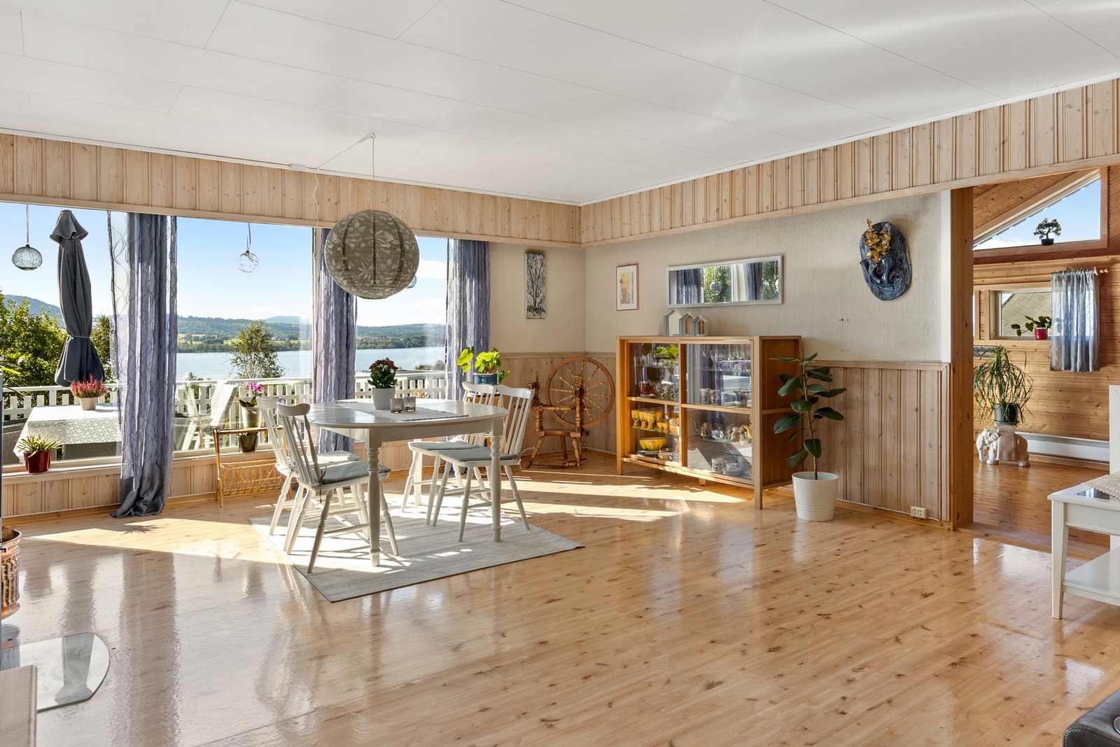 De store vindusflatene lar utsikten stå i fokus Galleribilde