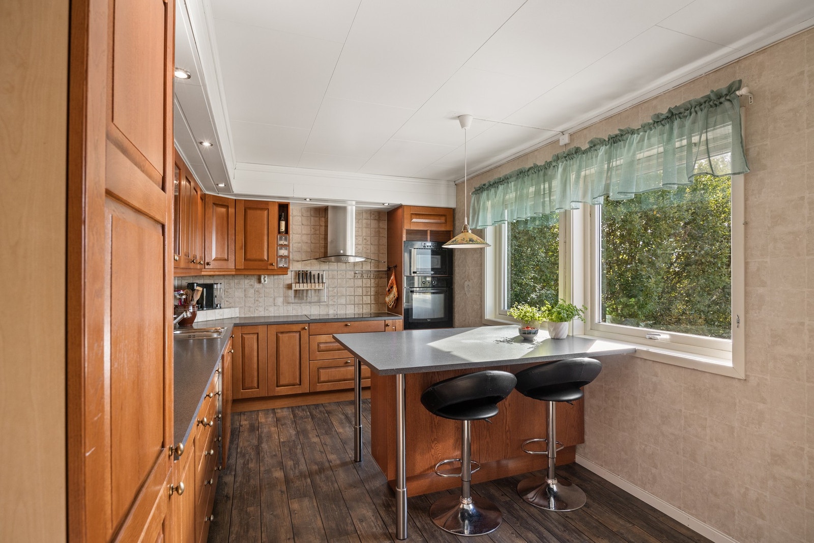 Kjøkken - 15,5 kvm. Integrert stekeovn, mikroovn, oppvaskmaskin og platetopp. Downlights over benkeplate langs vegg Galleribilde