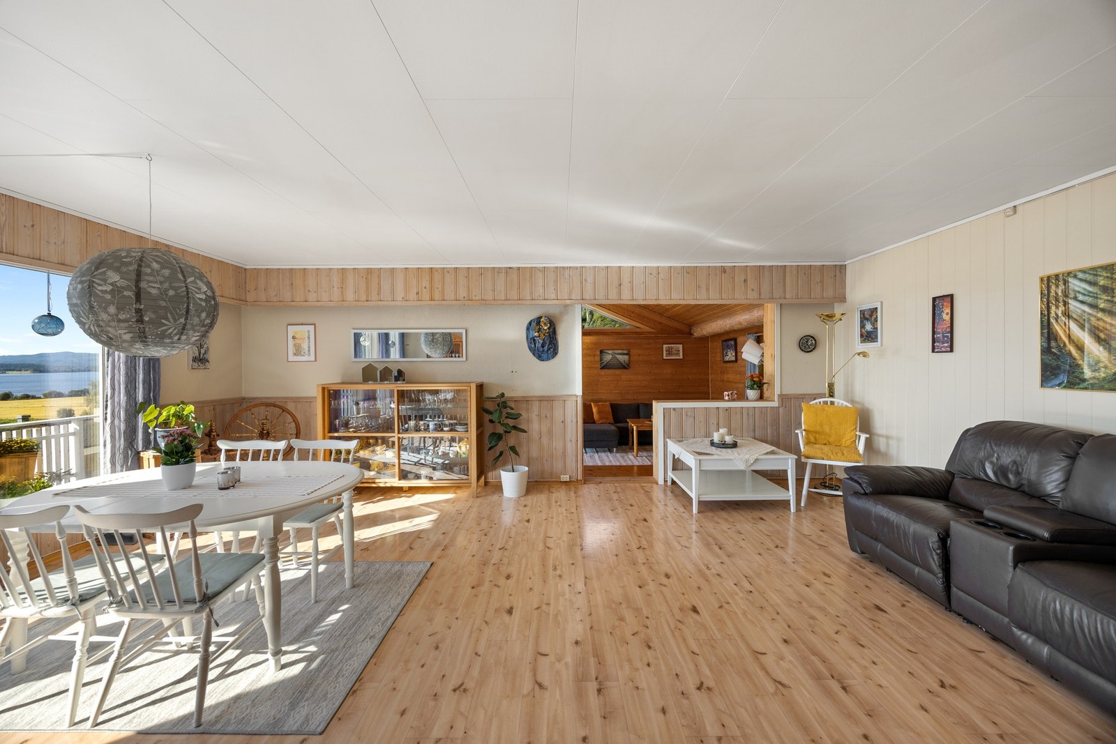 Boligen har oppvarming fra ildsted, varmepumpe og elektrisitet Galleribilde