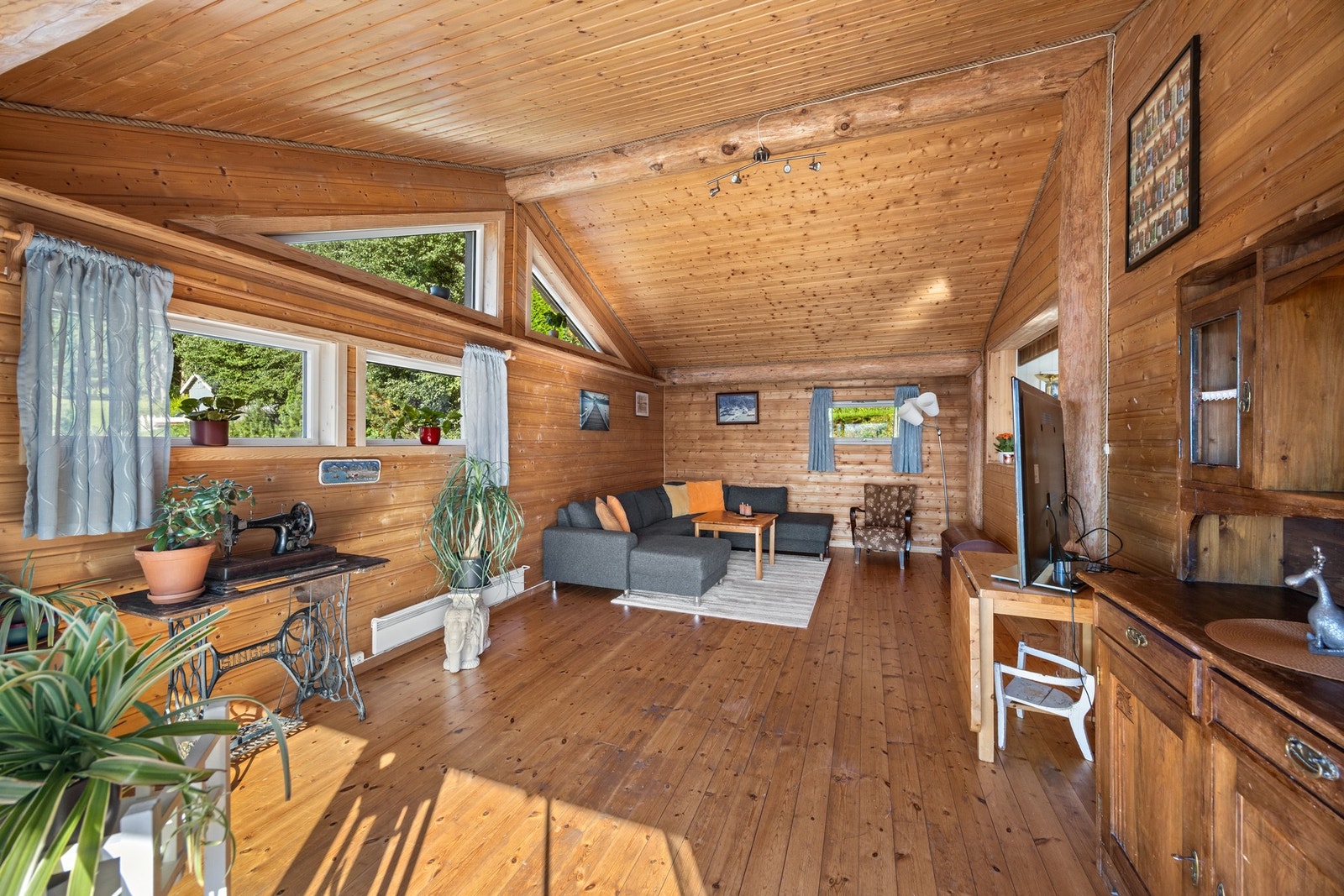 Trapp ned til den andre stuen - 26 kvm. Galleribilde