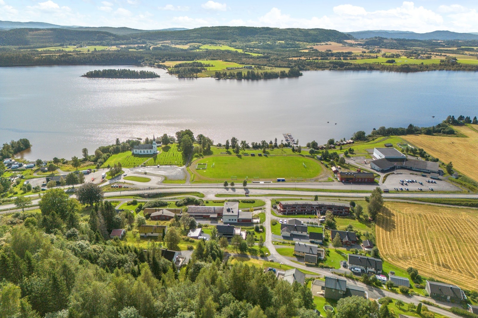 Det er kort vei til butikk, skole og idrettsanlegg. Galleribilde