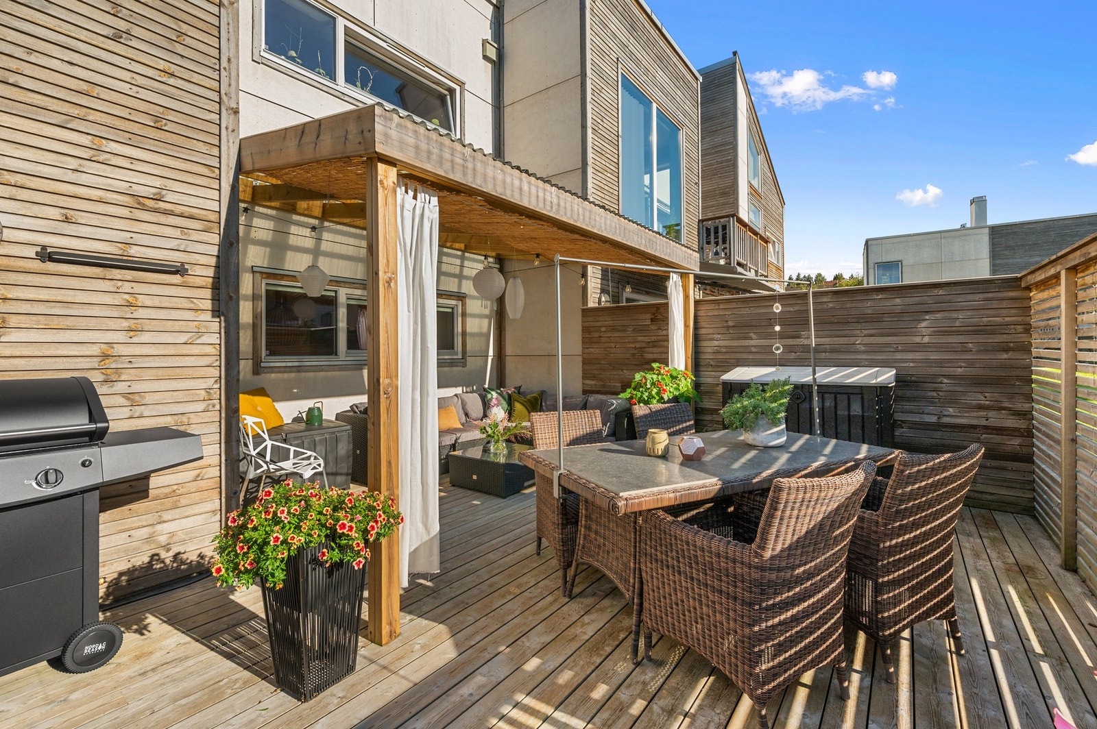 Deler av terrassen er overbygd med pergola Galleribilde
