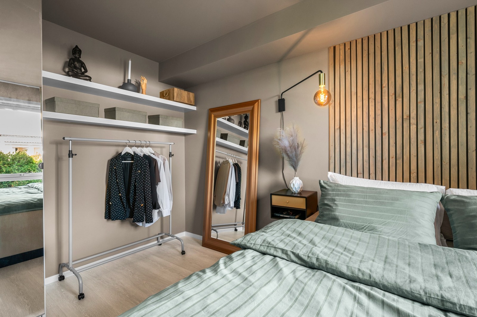 God plass til dobbeltseng og garderobe Galleribilde