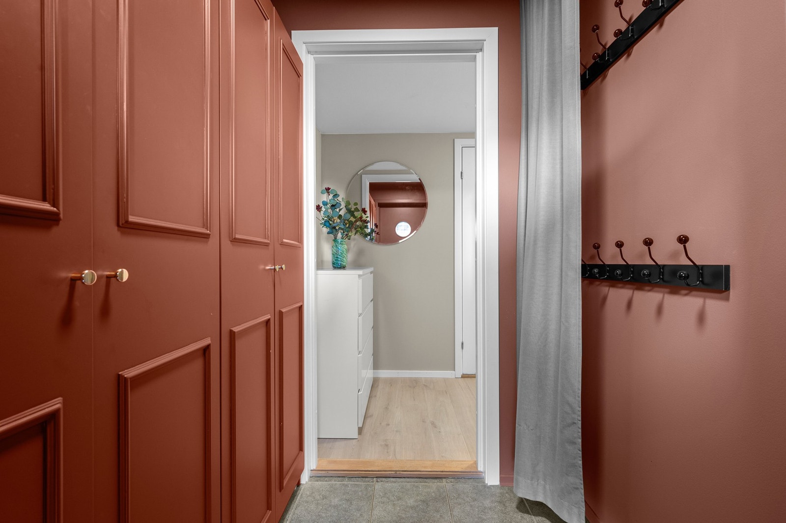 Romslig gang med garderobe Galleribilde