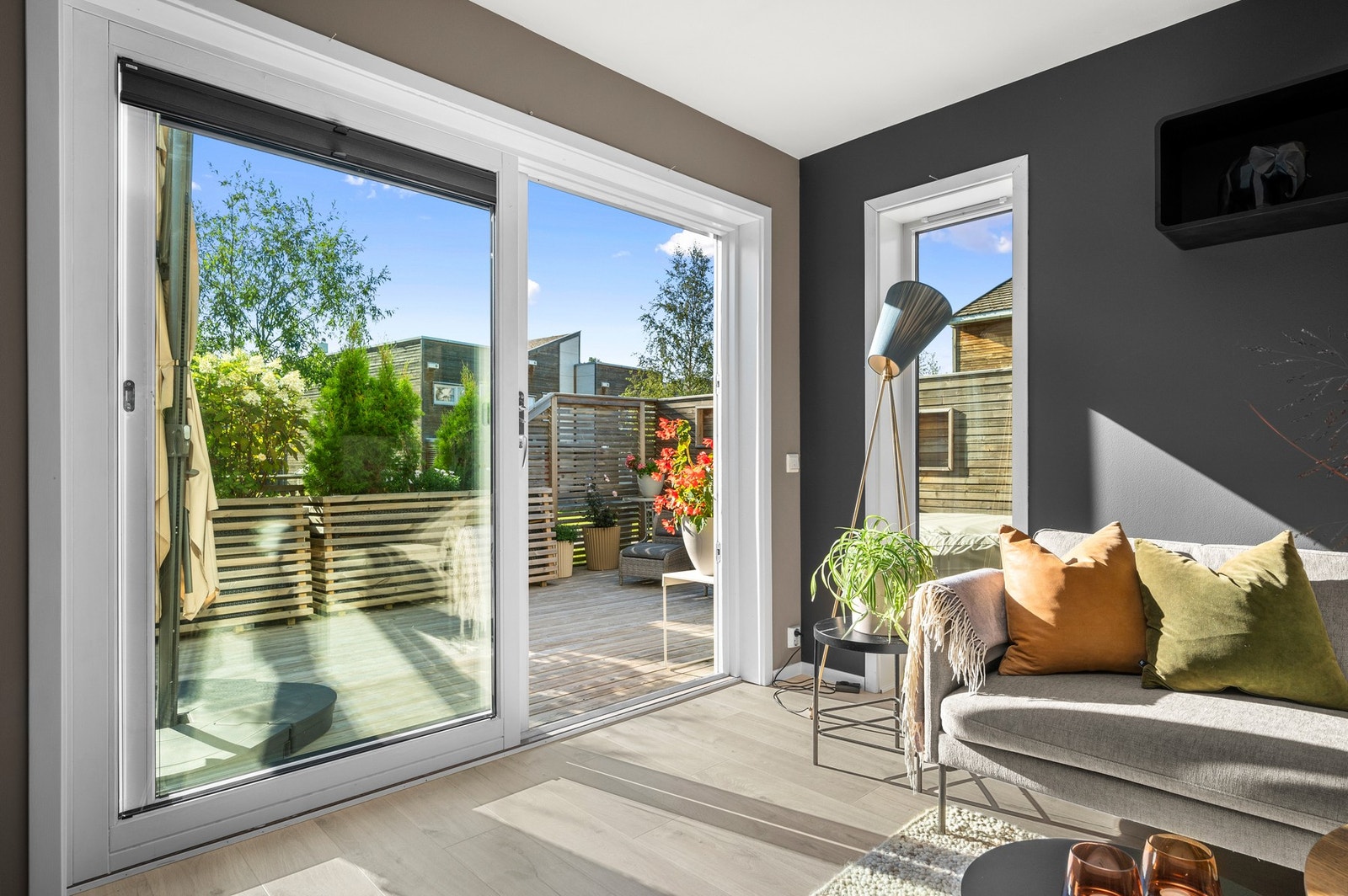 Fra stua har du utgang til solrik terrasse Galleribilde