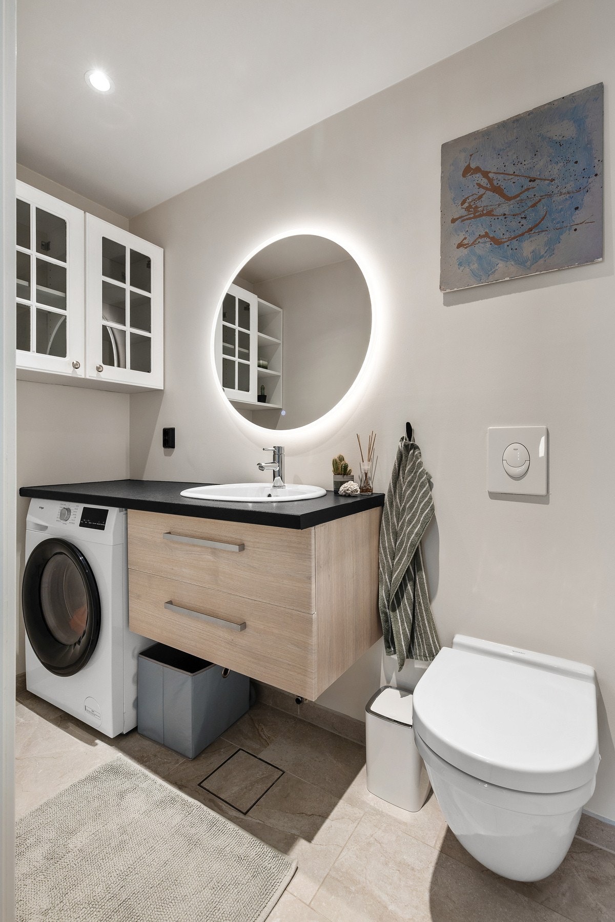 Praktisk vaskerom med toalett i 1.etg. Flislagt gulv med varmekabler. Galleribilde