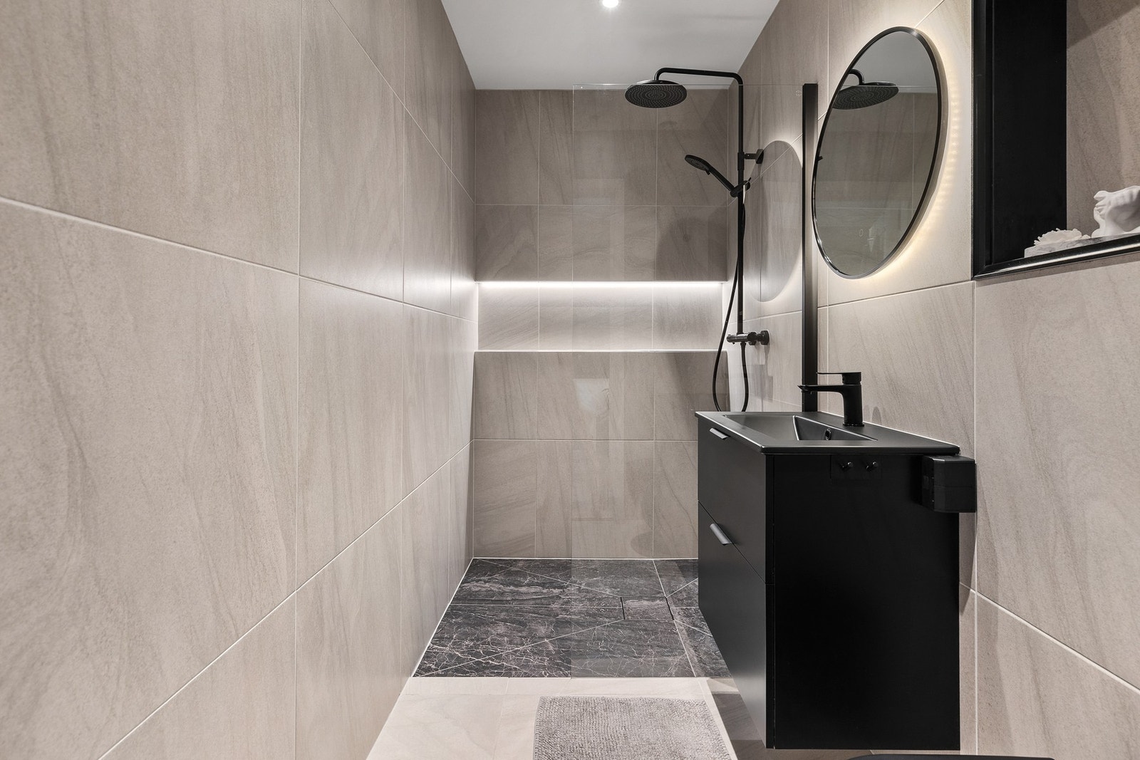 Lekkert baderom i 2.etg med romslig dusjnisje, og innredning i sorte detaljer. Varmekabler i gulv. Galleribilde