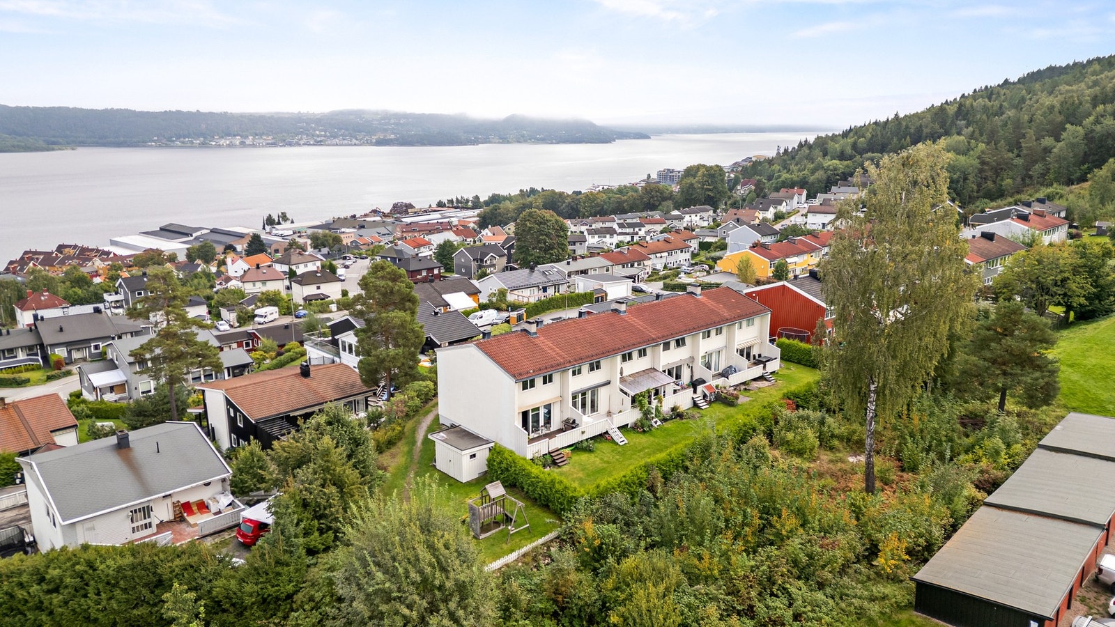 Kort vei til bussholdeplass, barnehager, sjøen og skoler. Galleribilde