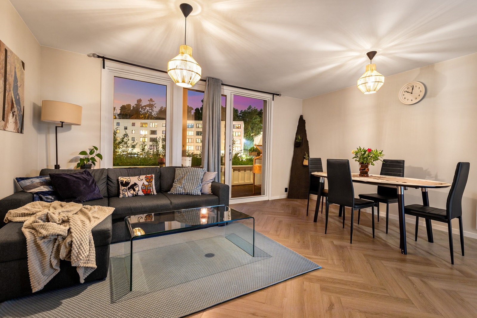 Fra stua er det utgang til hyggelig balkong på ca. 11 kvm som vender mot grøntareal. Galleribilde