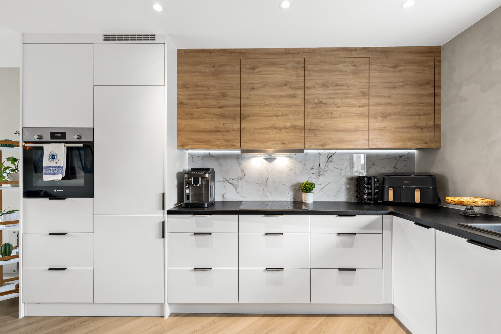 Innholdsrikt og moderne kjøkken med integrerte hvitevarer slik som stekeovn, platetopp, oppvaskmaskin og kjøl- og frys. Videre er det montert både komfyrvakt og waterguard for ekstra trygghet Galleribilde