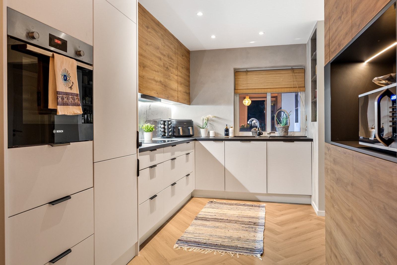 Det rikelig med både skap- og benkeplass. Galleribilde