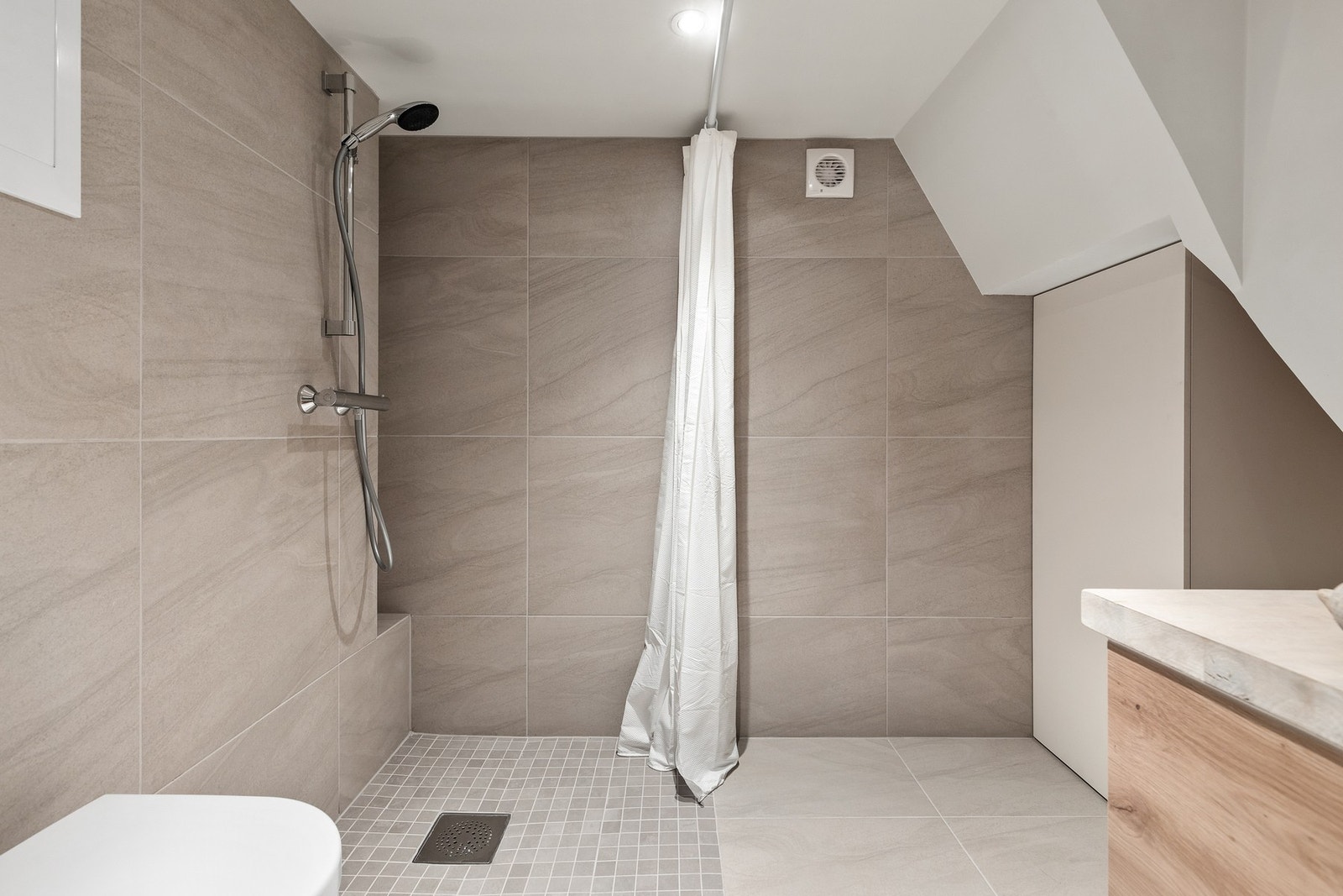 Innebygd plass for varmtvannstank til høyre. Galleribilde