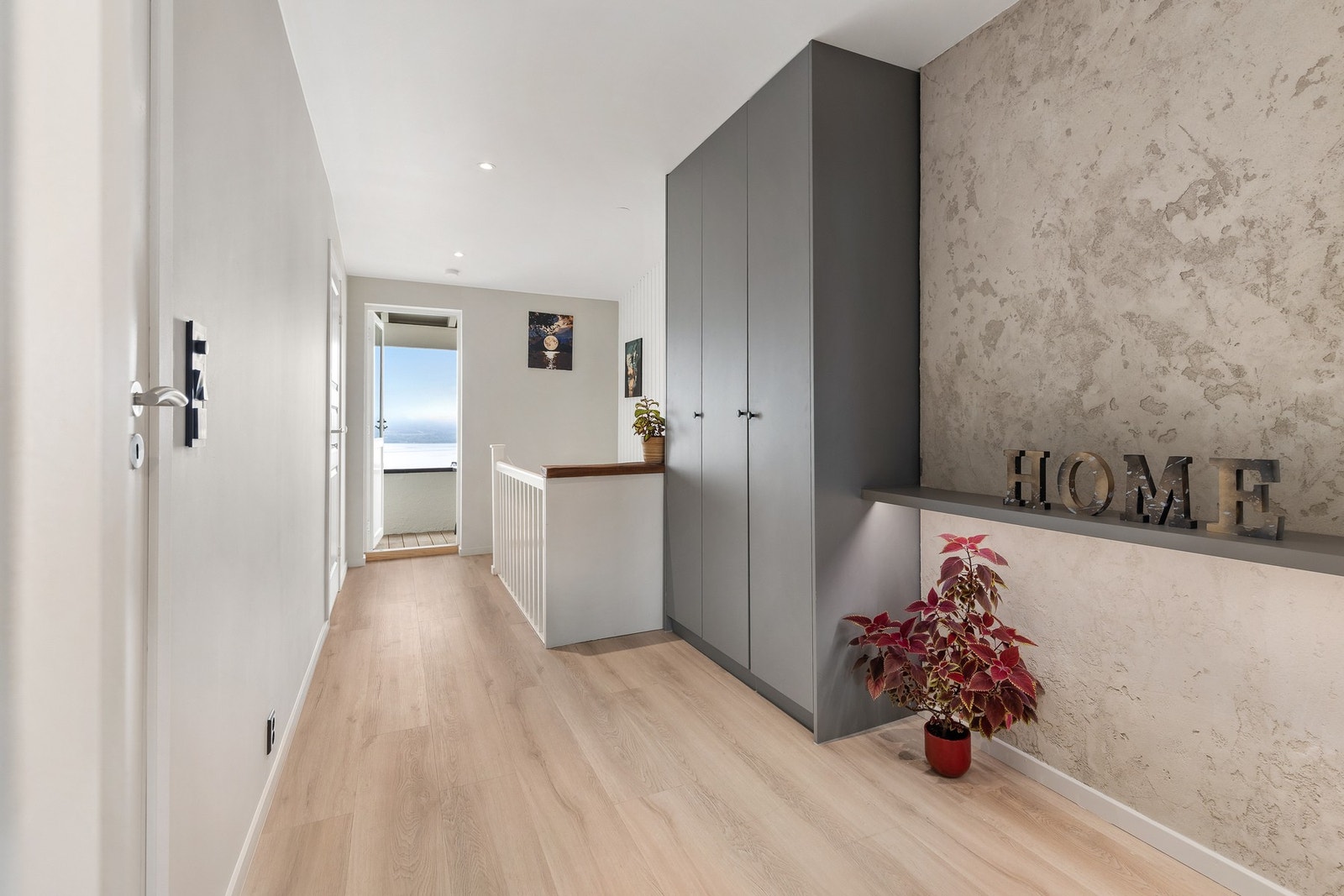 Gang i 2.etg med utgang til hyggelig balkong med flott utsikt. Galleribilde