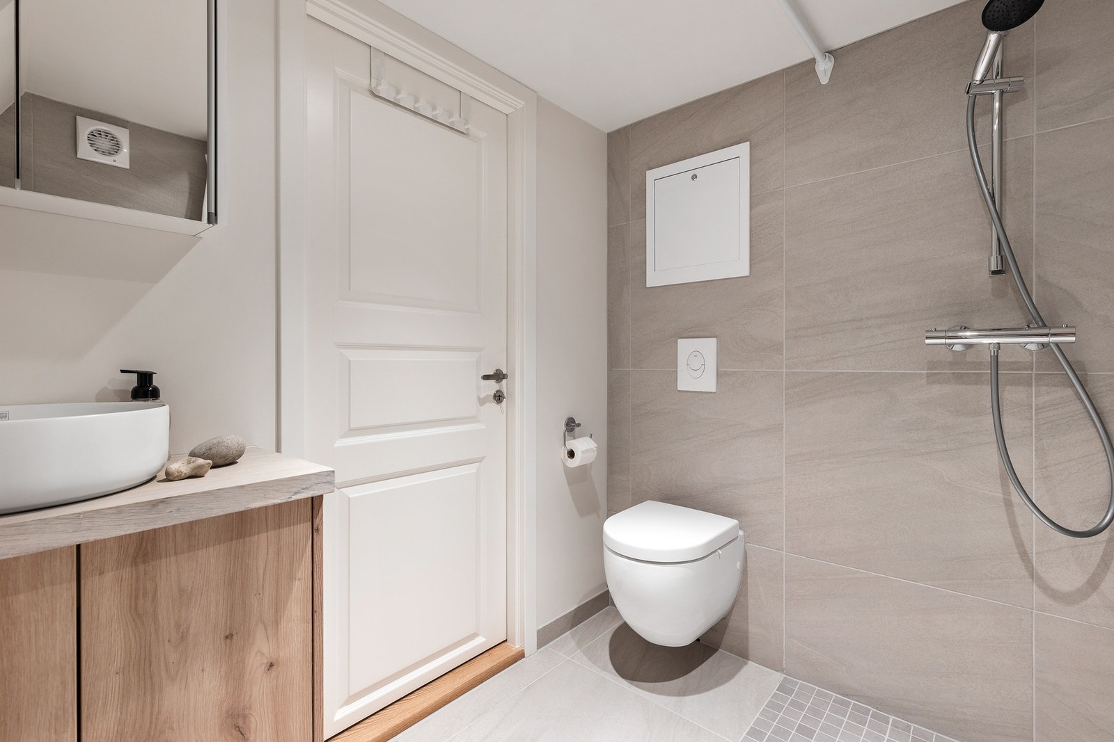 Lekkert og lyst baderom i kjeller. Galleribilde