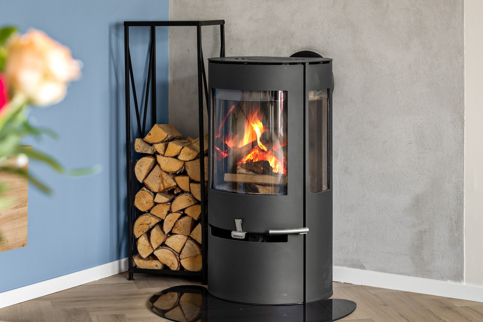 I stuen er det flott peis som varmer godt på vinterstid Galleribilde