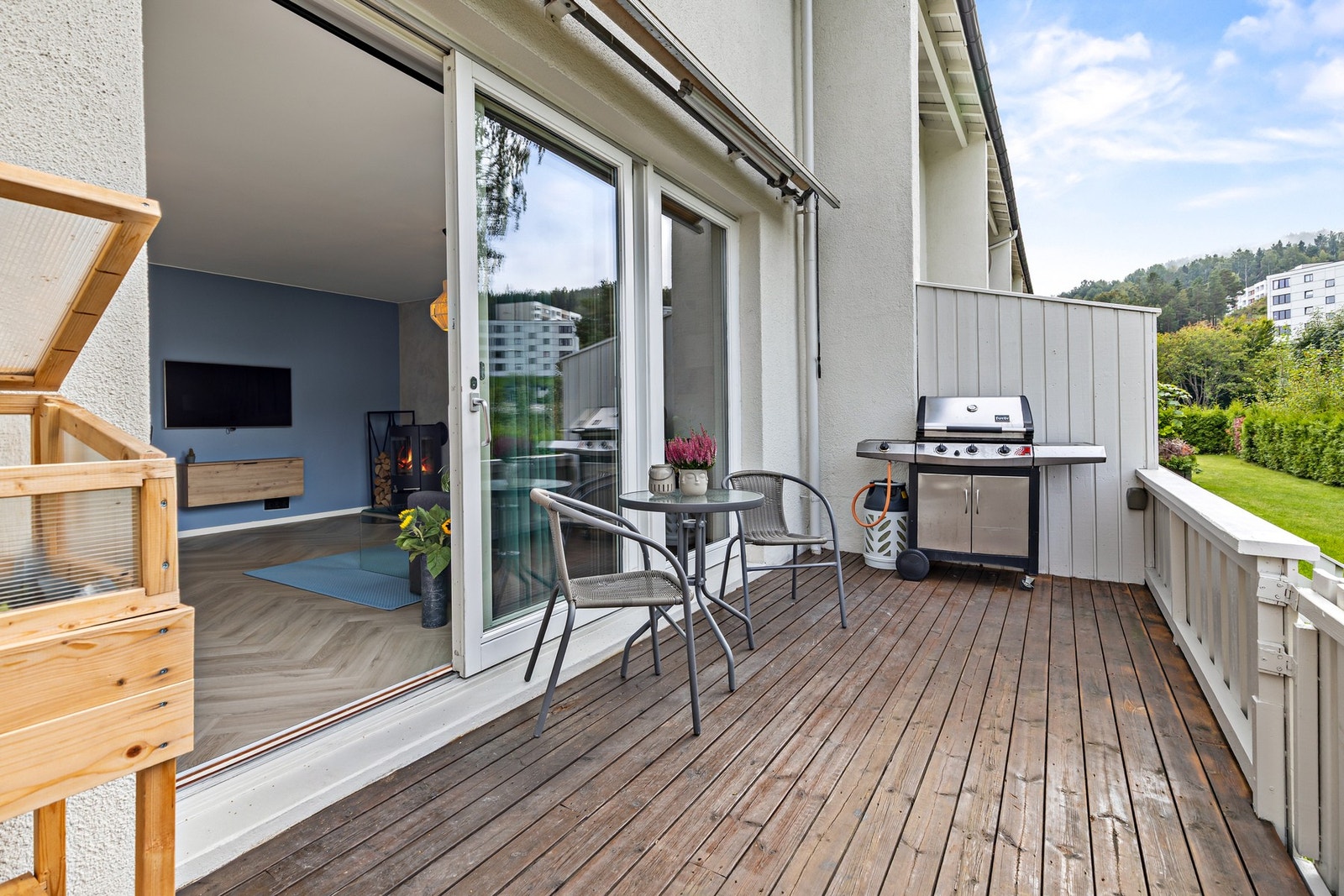 Trivelig terrasse på ca. 11 kvm med videre utgang til felles hage Galleribilde