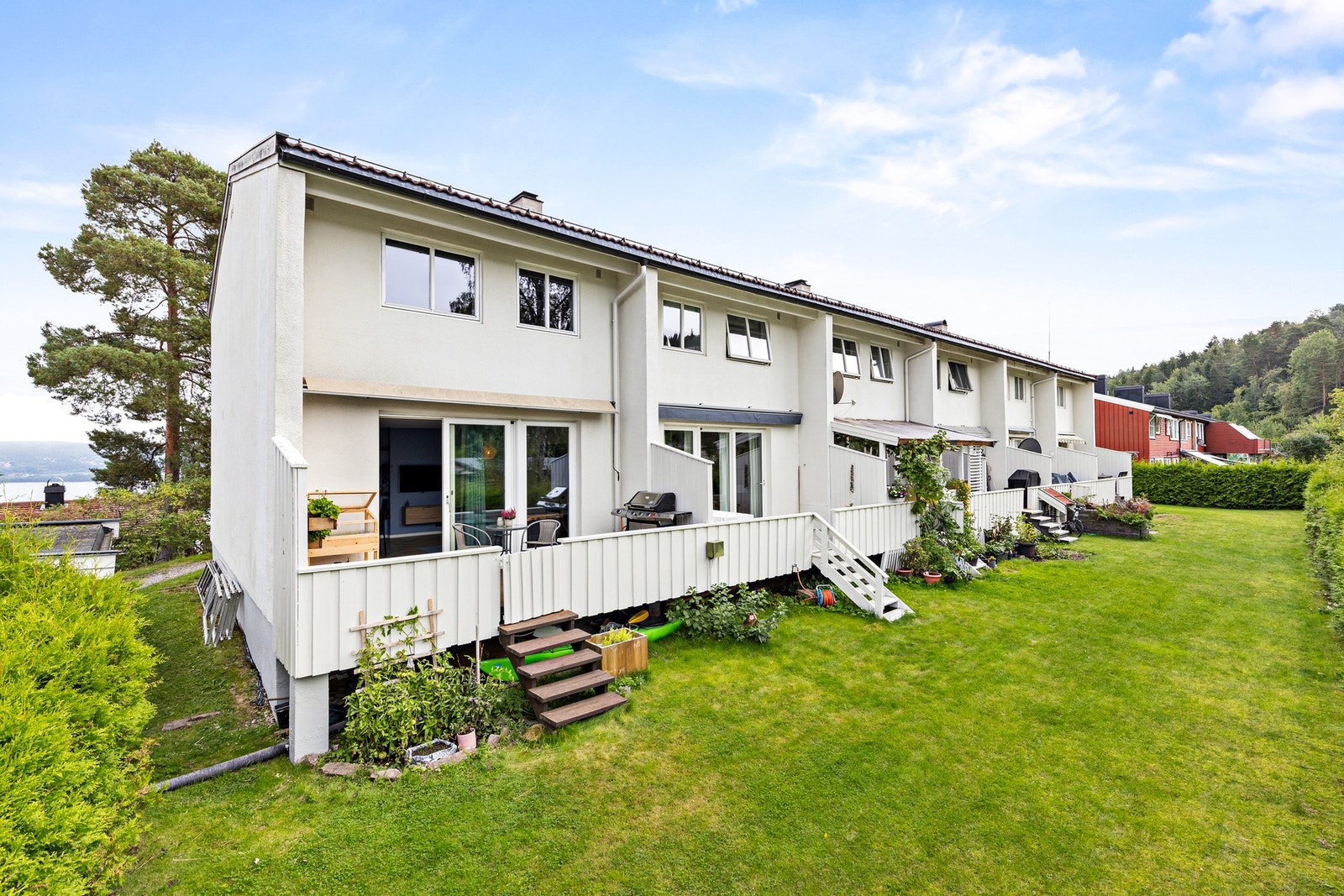 Boligen har en fin intern beliggenhet, skjermet og privat i enden. Galleribilde