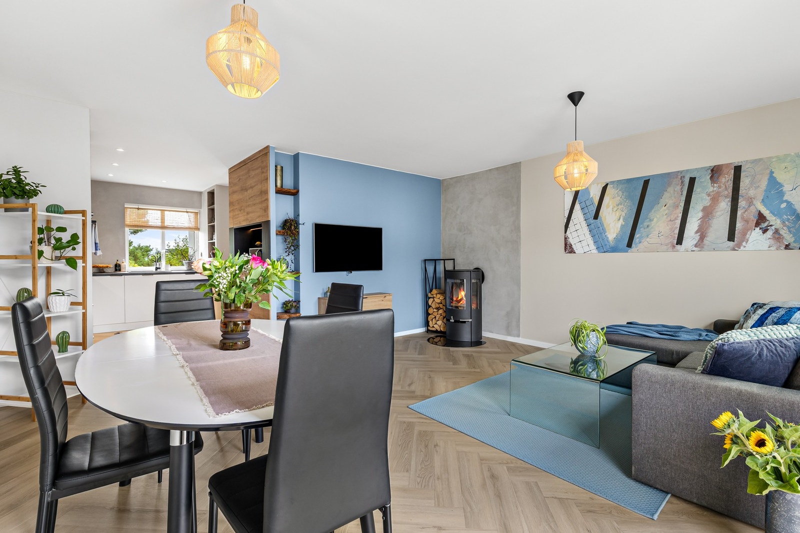 Flott stue med naturlige "soner" for både avslapning og plass til spisebord. Galleribilde