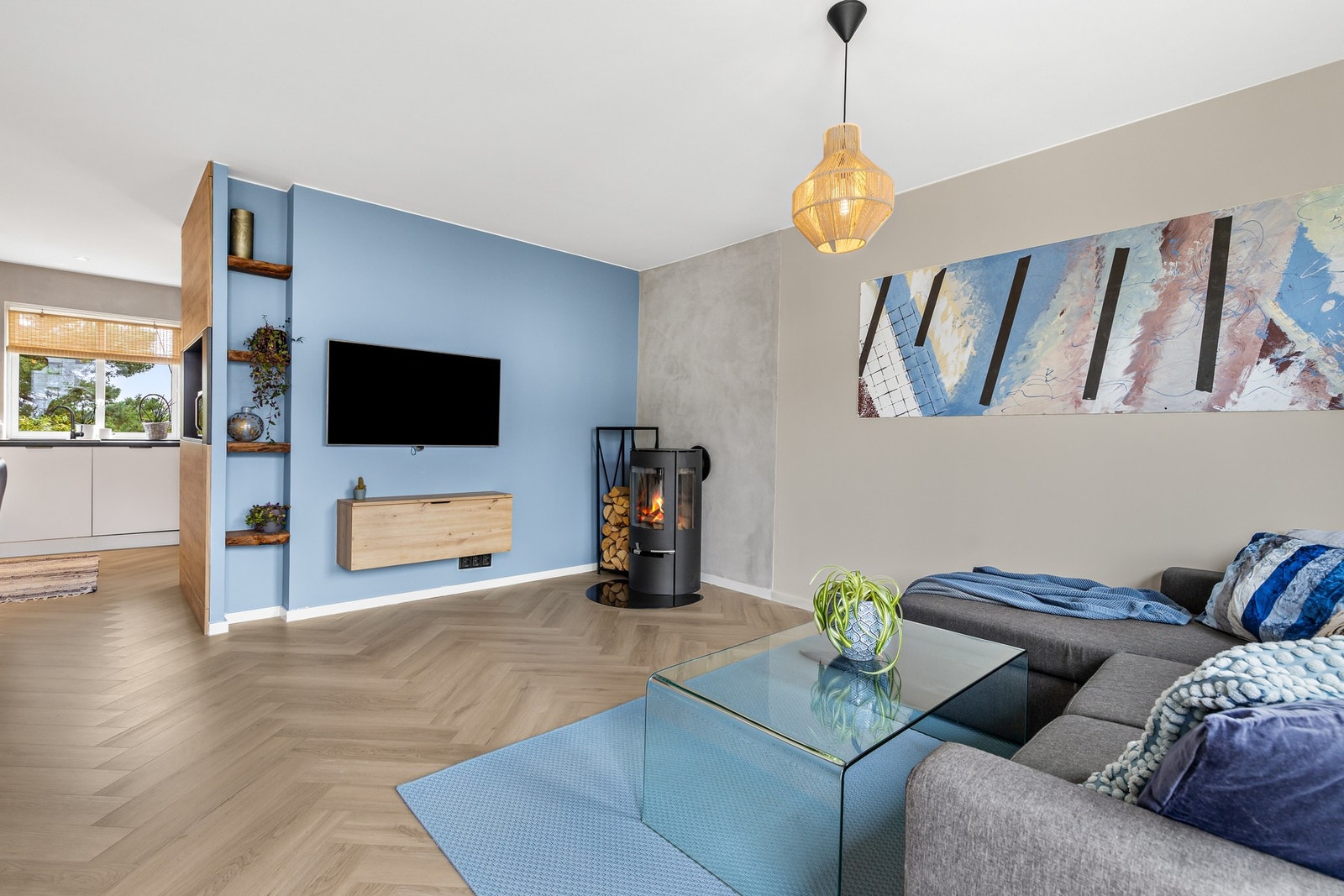 Flotte detaljer og materialevalg med sletter flater og fiskebensgulv Galleribilde