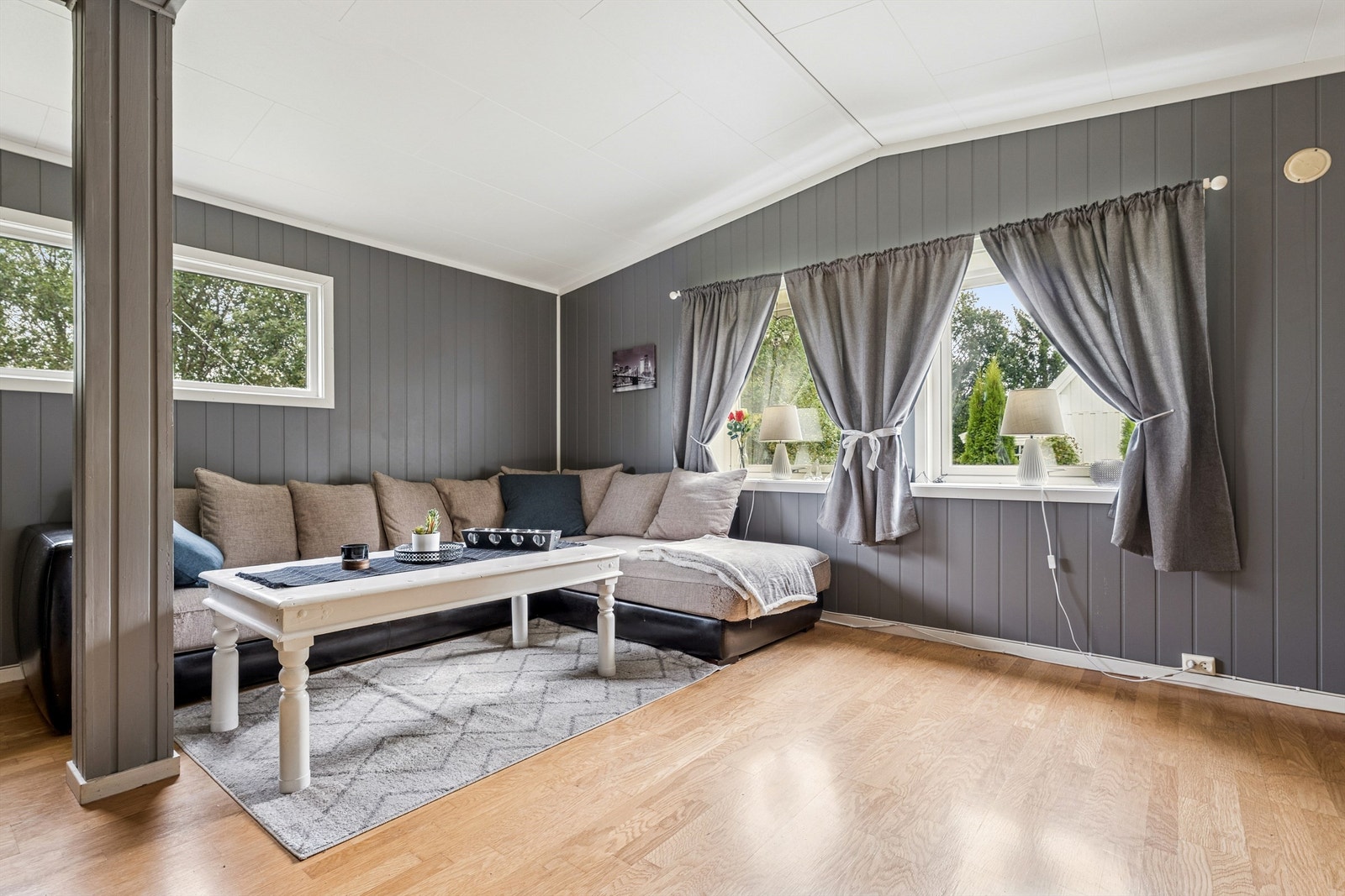 Stuen har flere vinduer som gir en åpen og luftig følelse Galleribilde