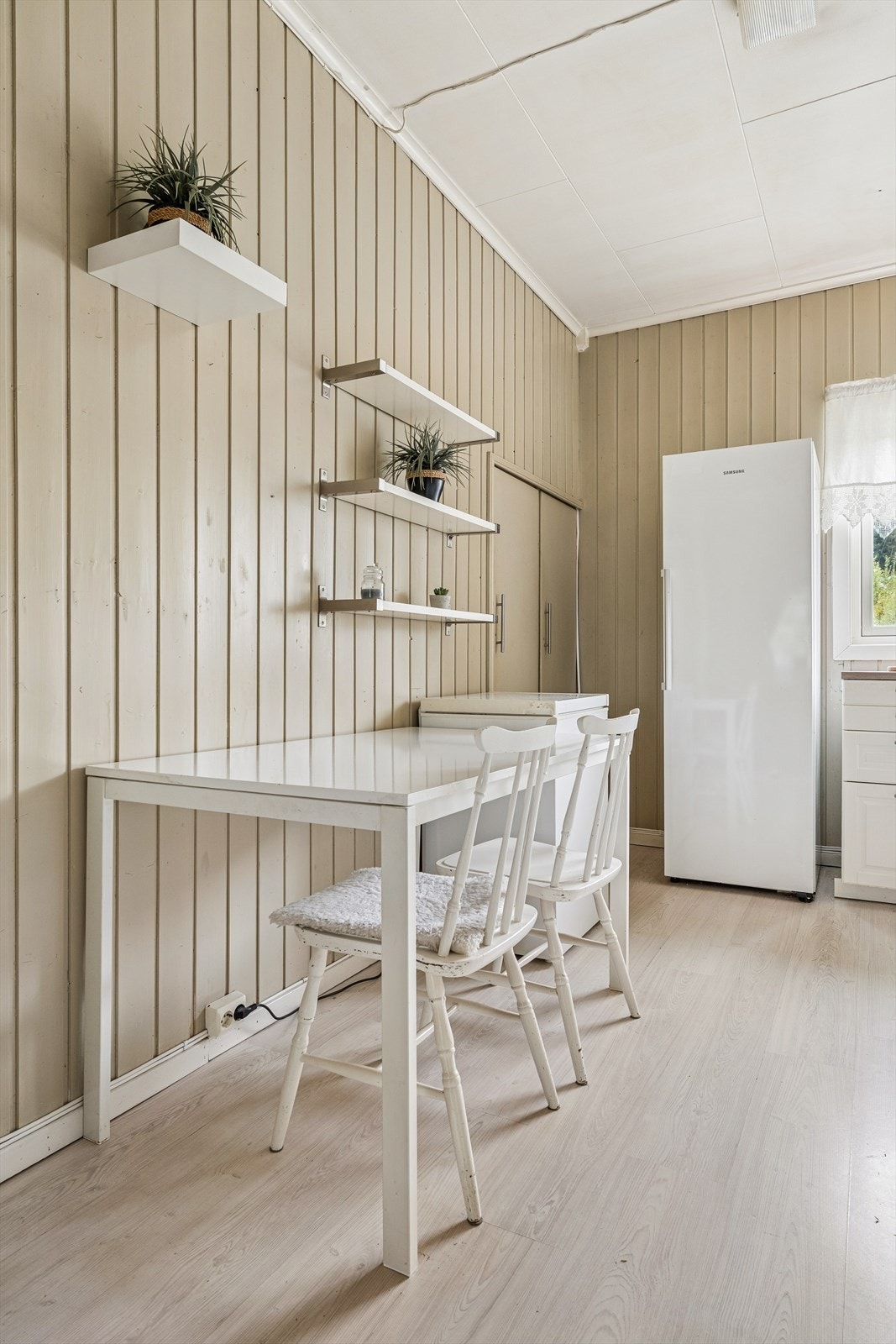 Kjøkkenet har plass til en liten spiseplass Galleribilde