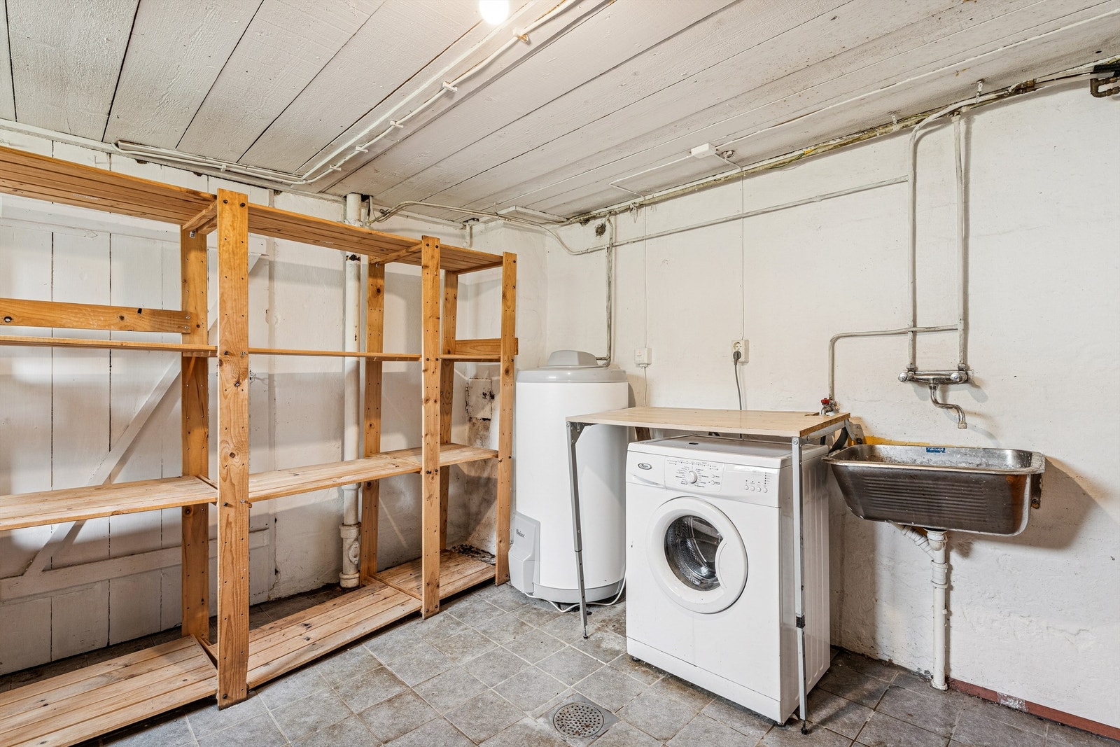 Praktisk rom i kjelleren med varmtvannsbereder fra 2024 og vaskemuligheter Galleribilde