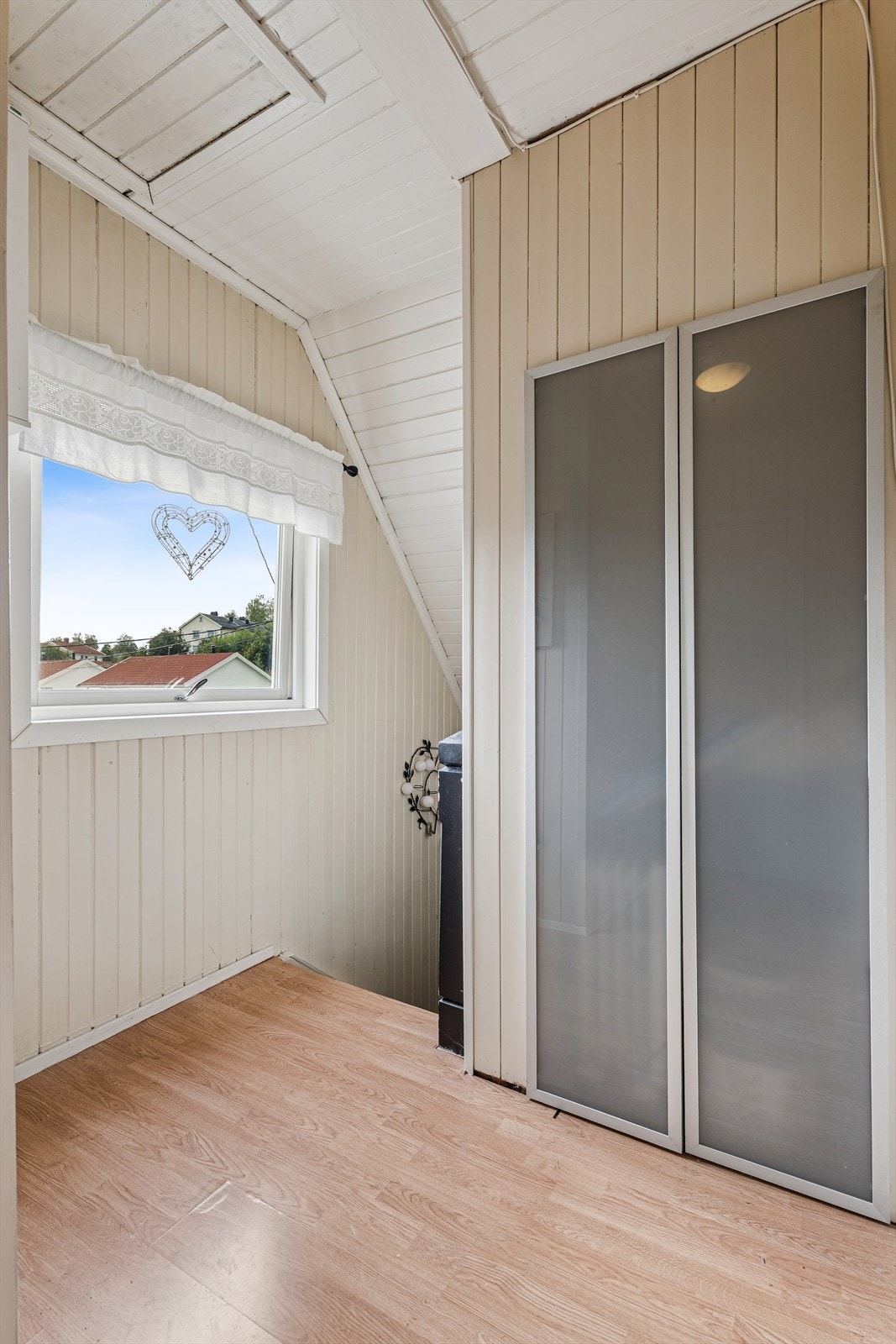 Gang i loftsetasjen med garderobeløsning og adkomst til soverommene Galleribilde