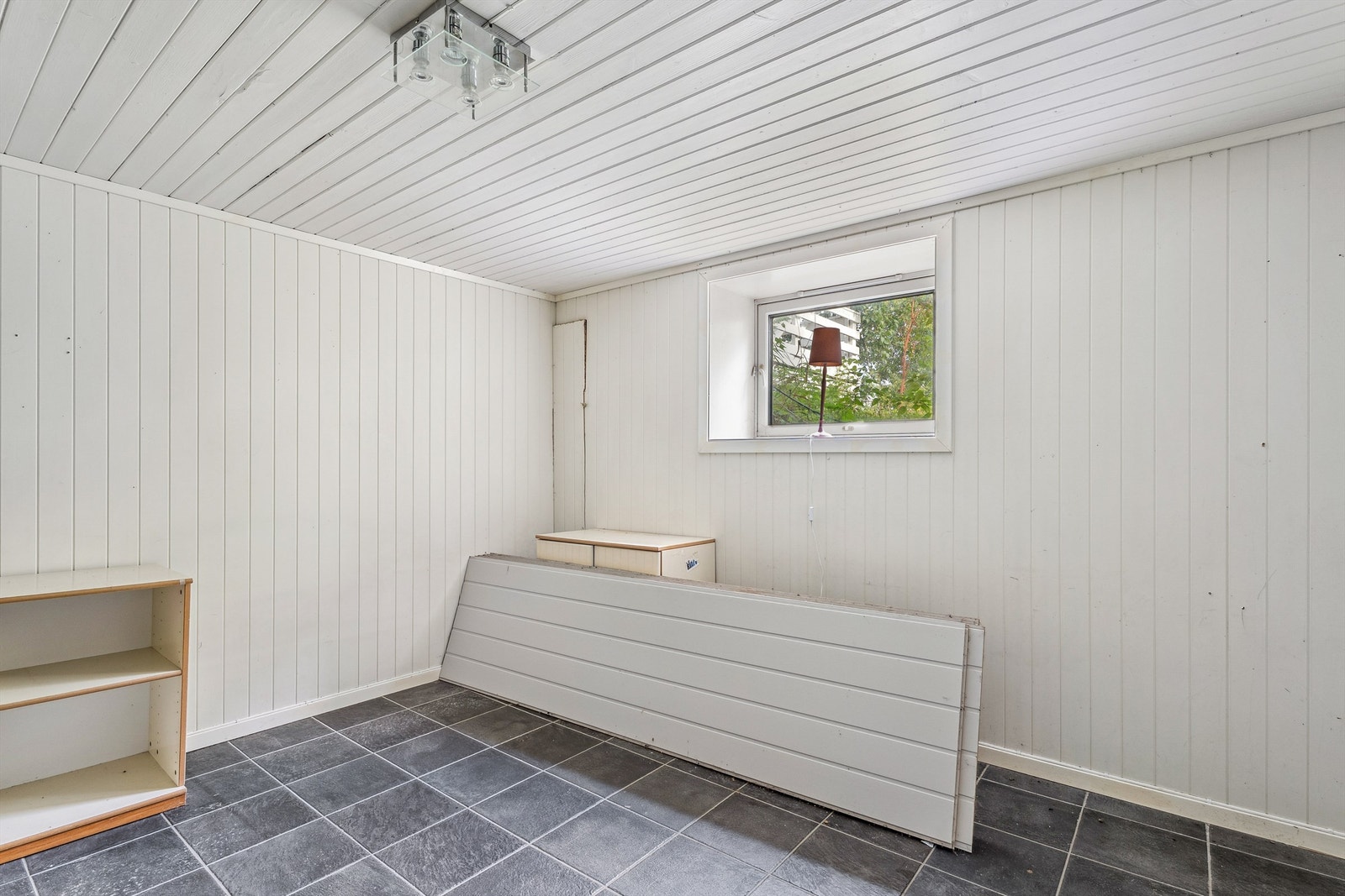 Kjelleren har rikelig med lagringsplass i fire boder Galleribilde