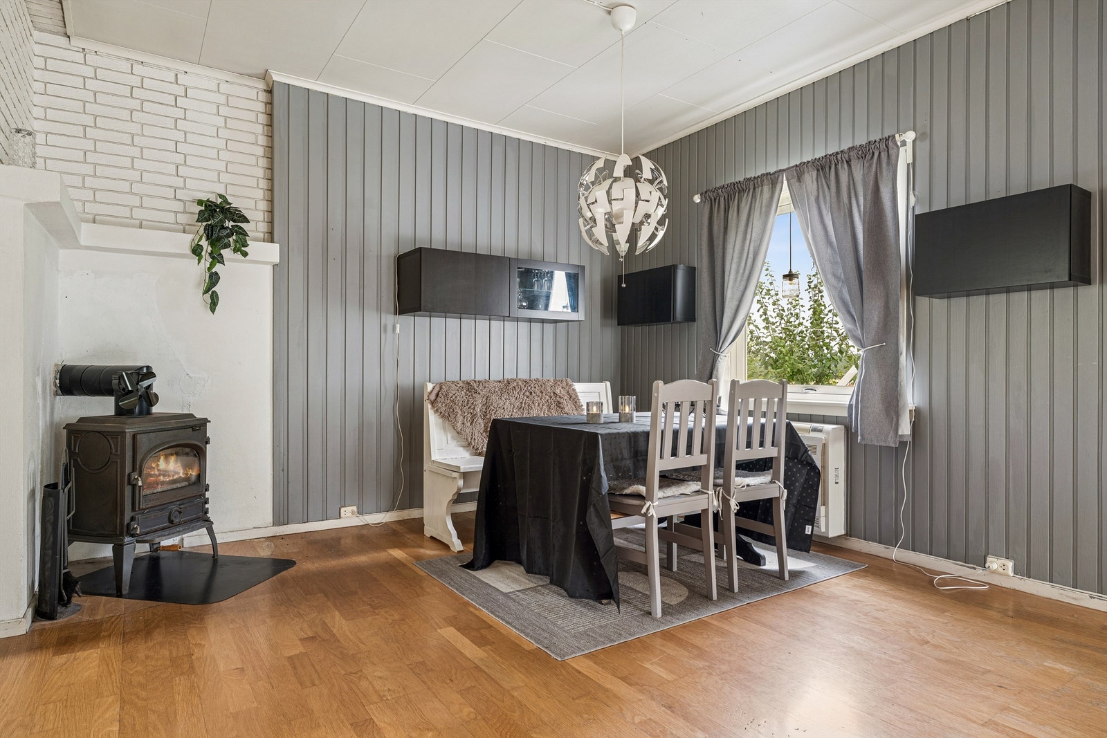 Effektiv oppvarming med både varmepumpe fra 2008 og vedfyring Galleribilde