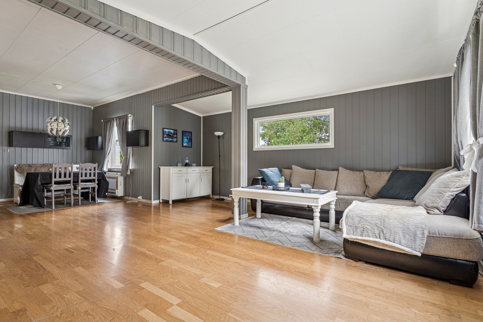 Romslig stue med god plass til både sofagruppe og spisebord Galleribilde