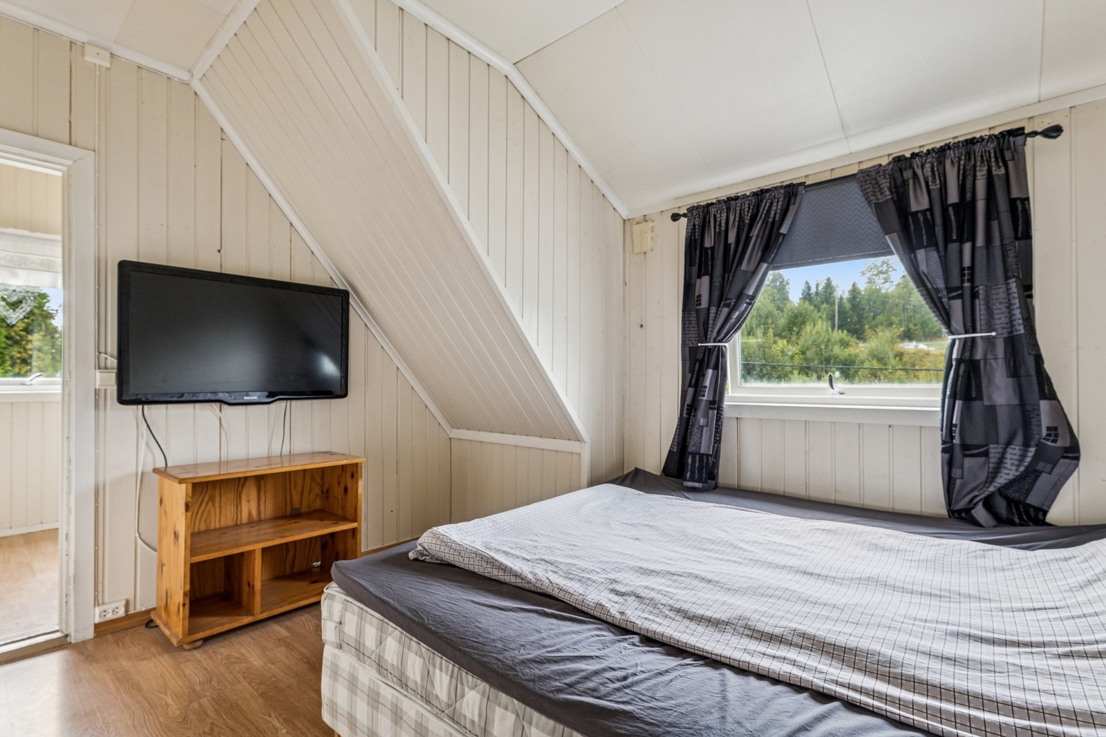 Soverommet har plass til både seng og oppbevaringsmøbler Galleribilde