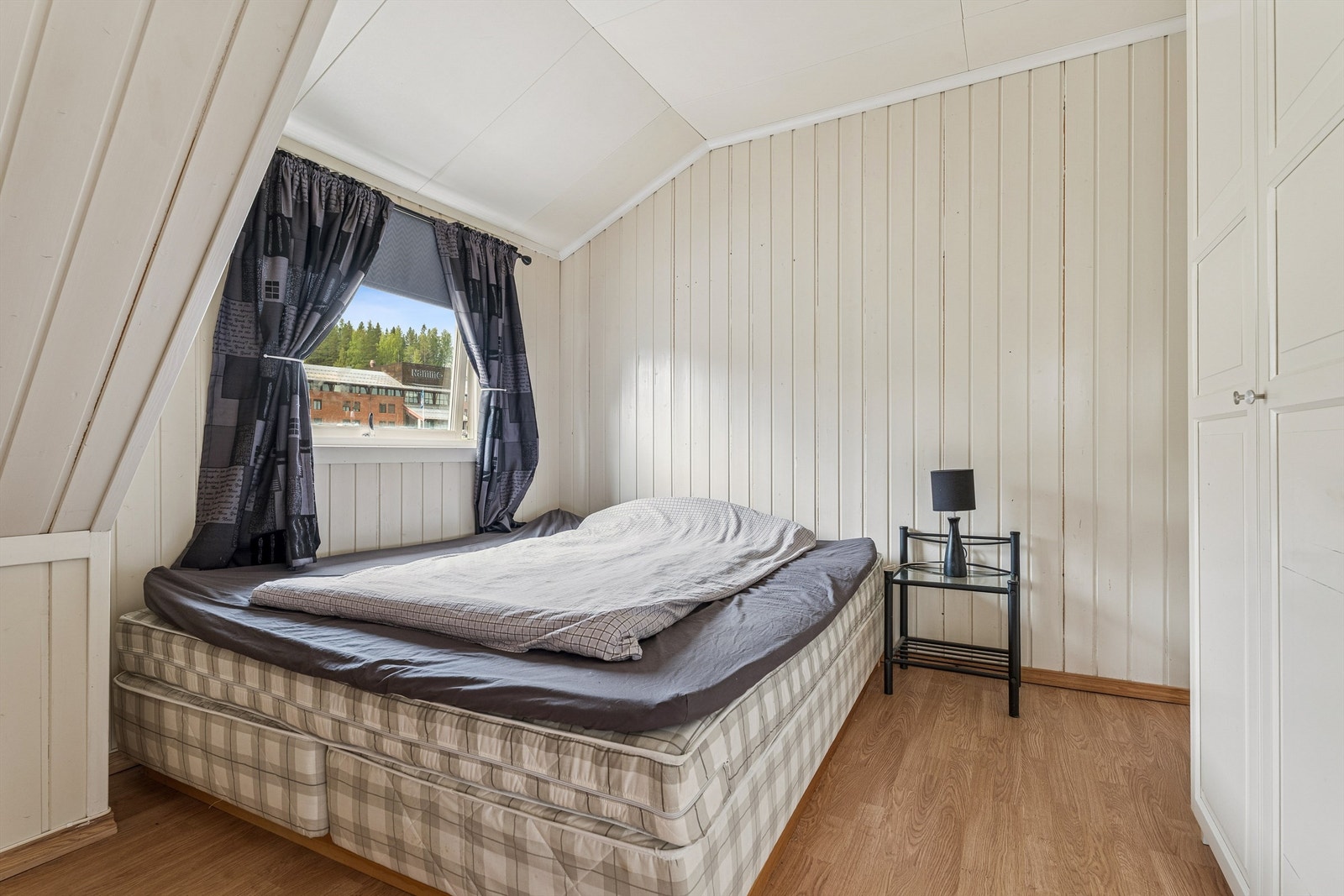 Soverom med plass til dobbeltseng Galleribilde